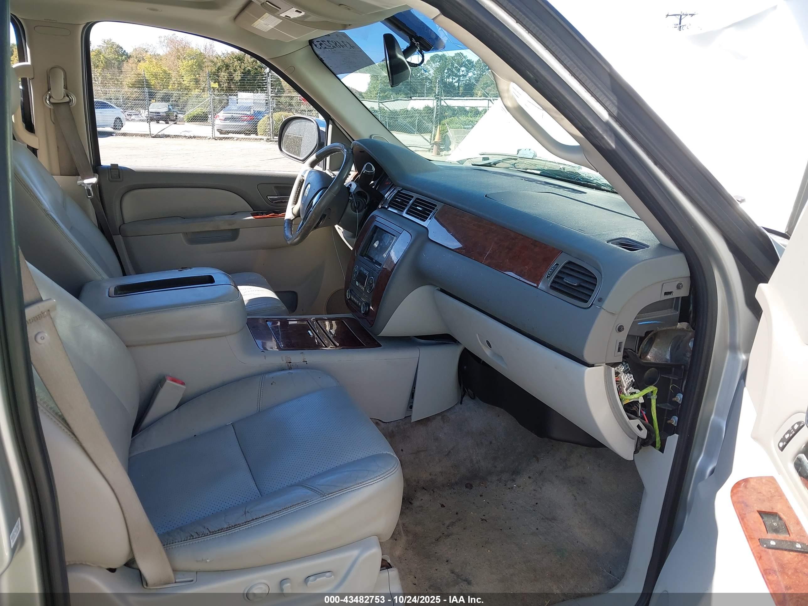 CHEVROLET SUBURBAN image 5
