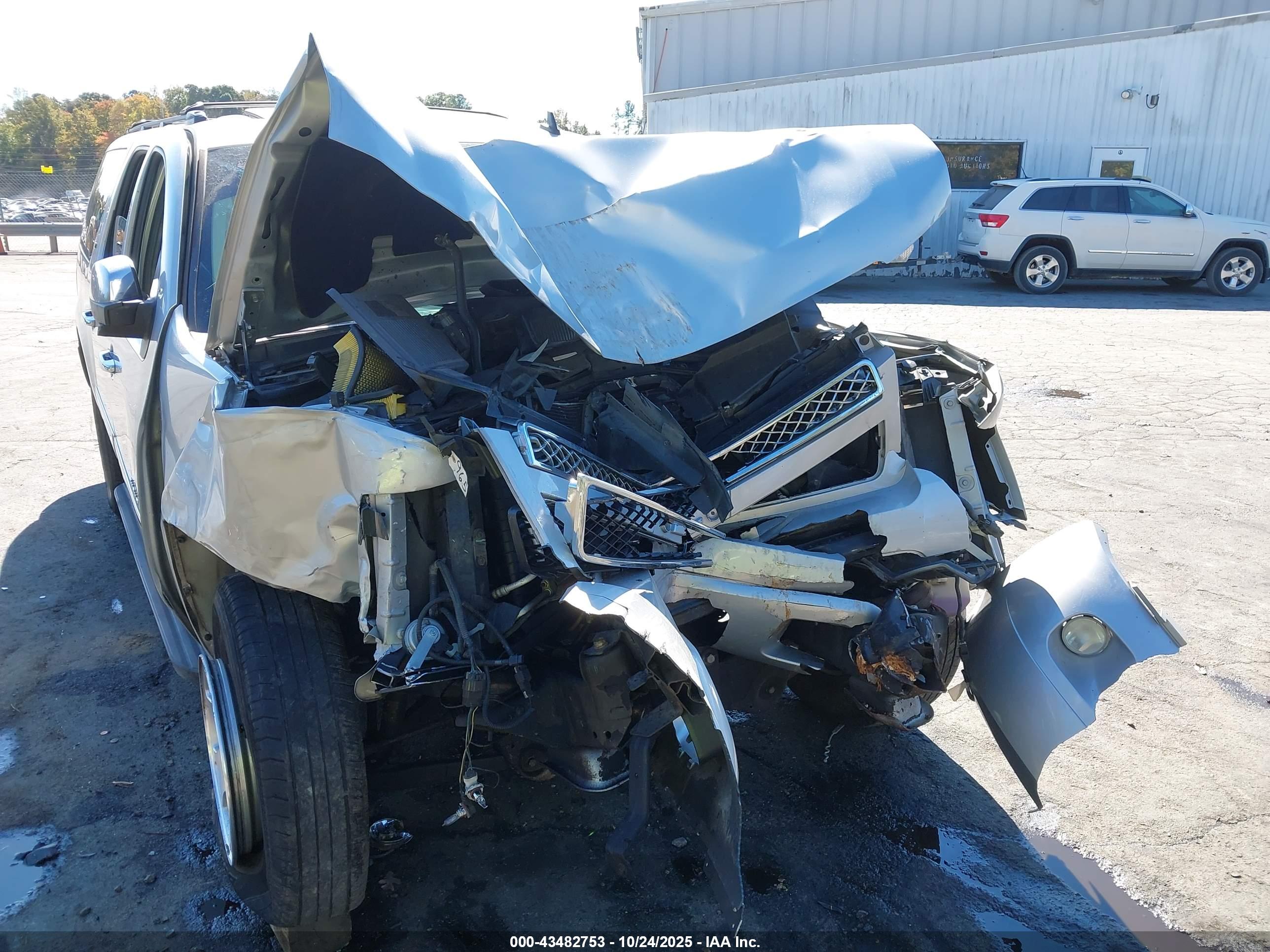 CHEVROLET SUBURBAN image 6