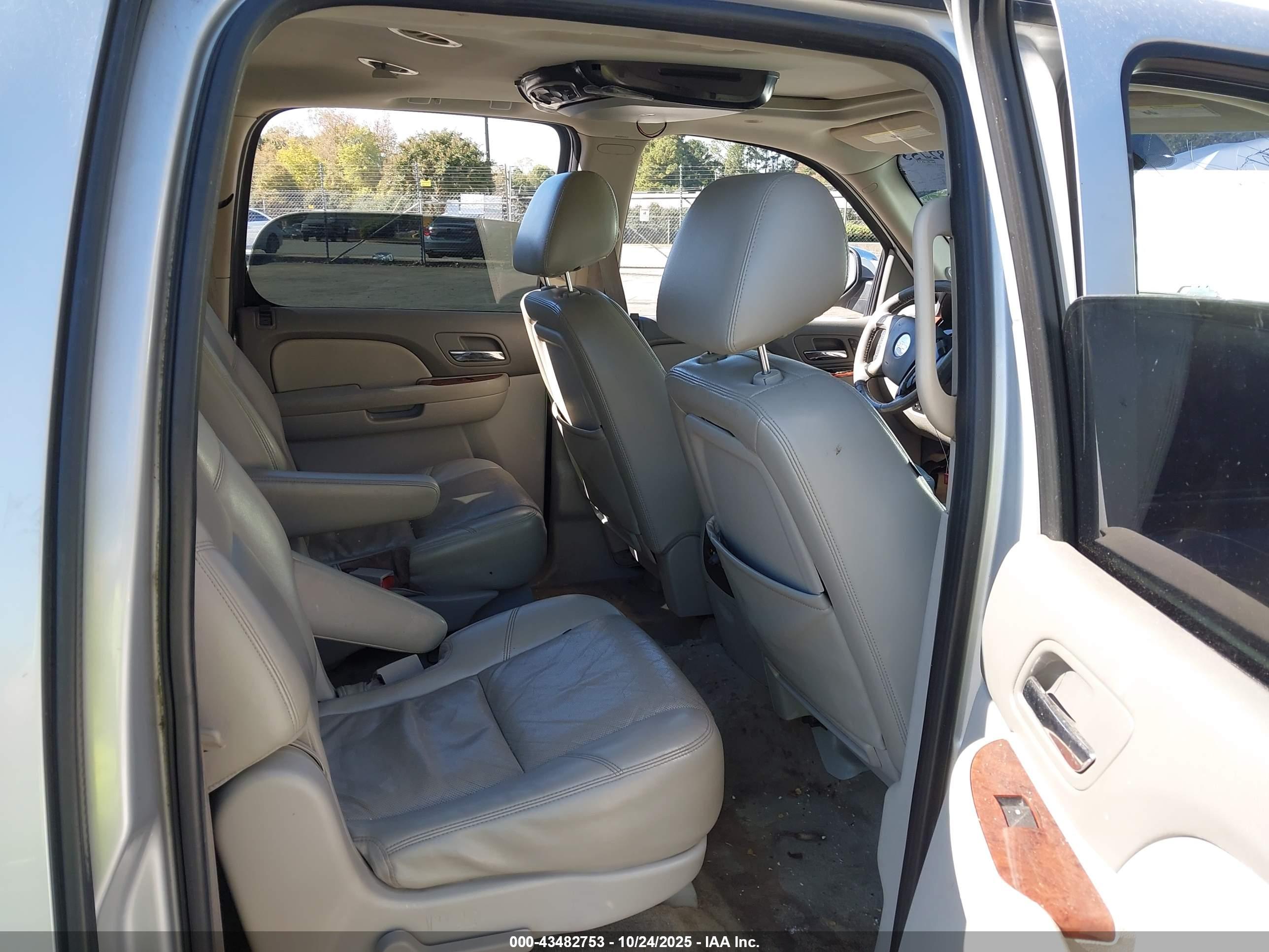 CHEVROLET SUBURBAN image 8