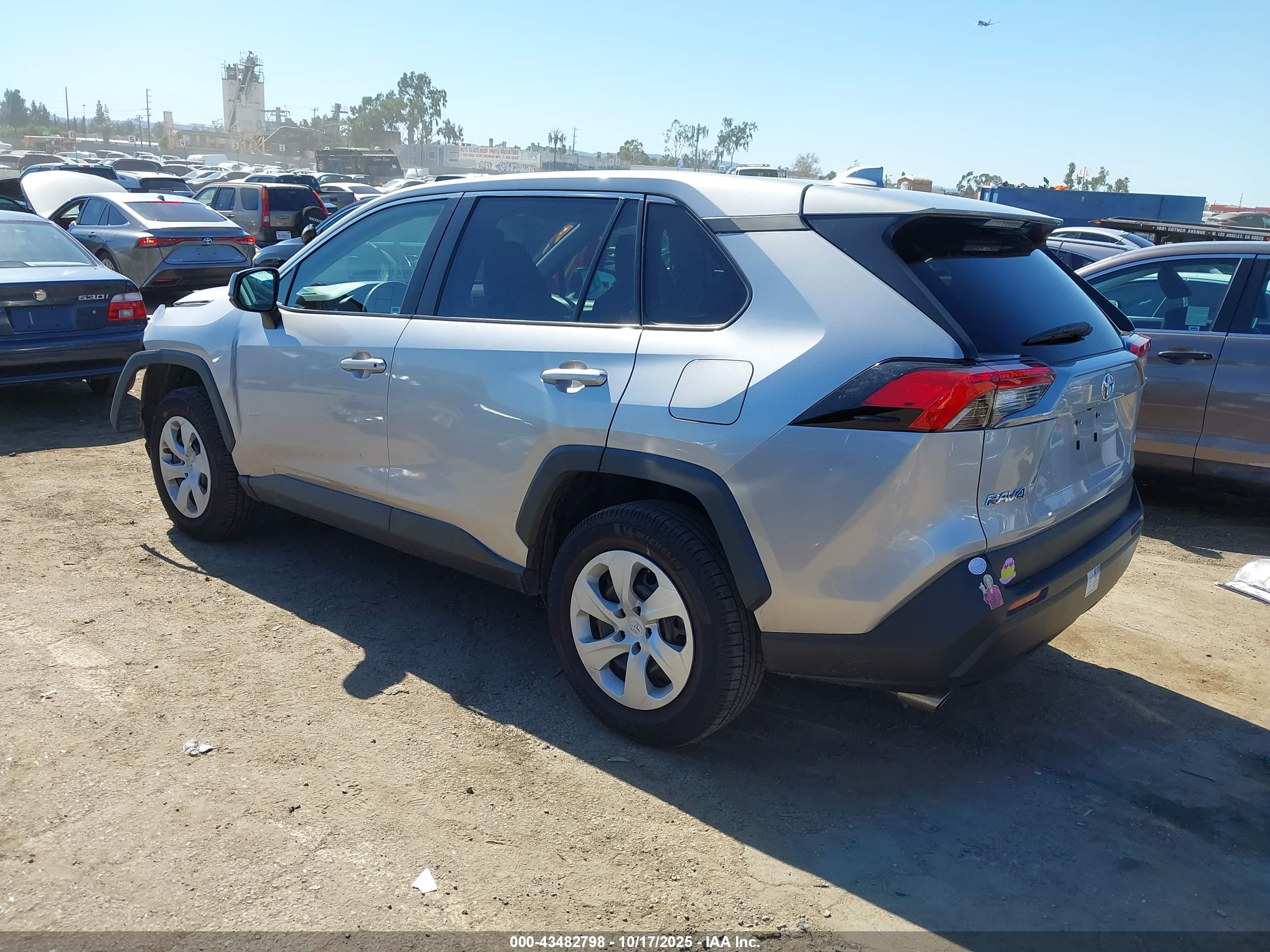 TOYOTA RAV4 image 3