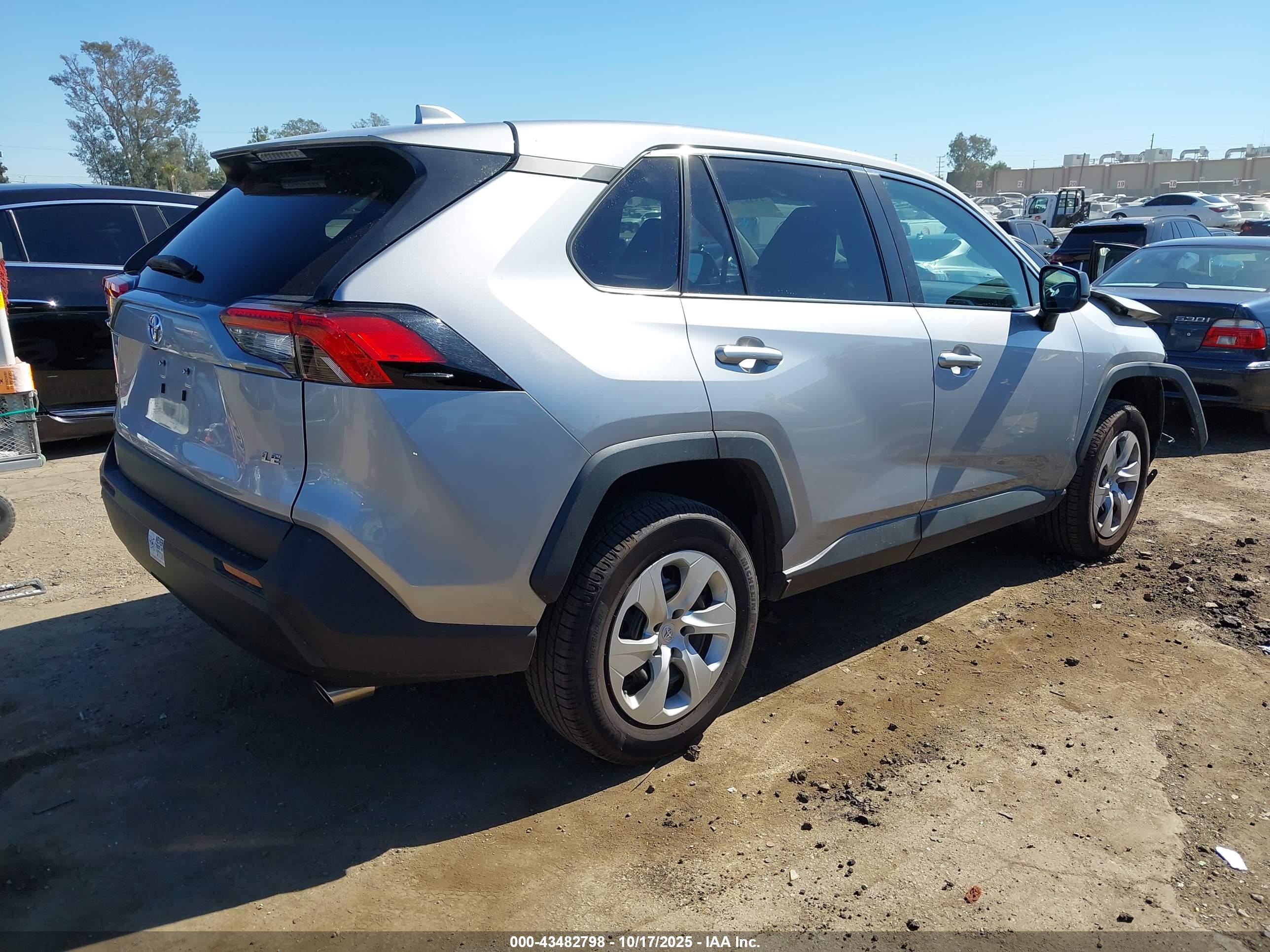 TOYOTA RAV4 image 4
