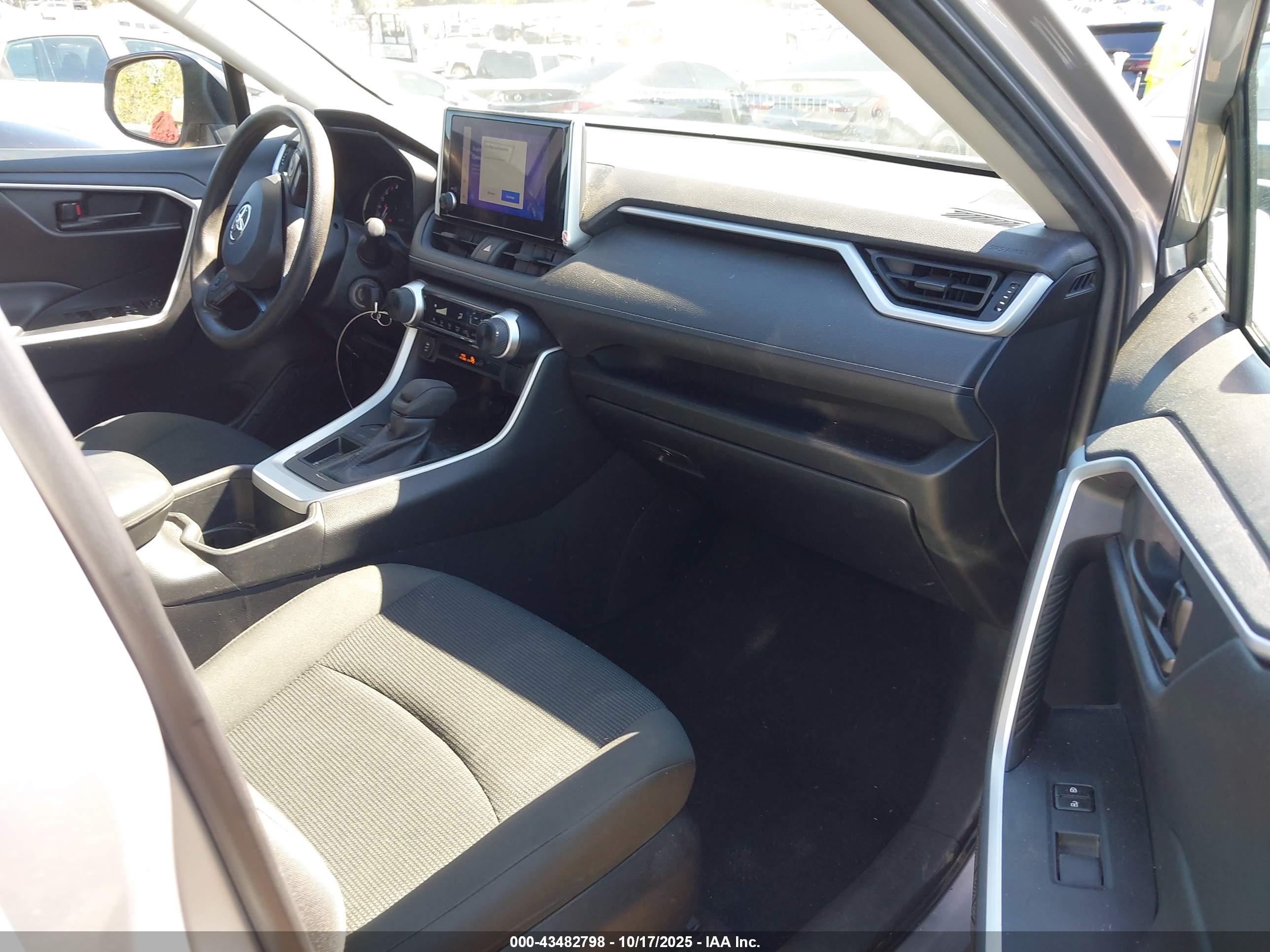 TOYOTA RAV4 image 5