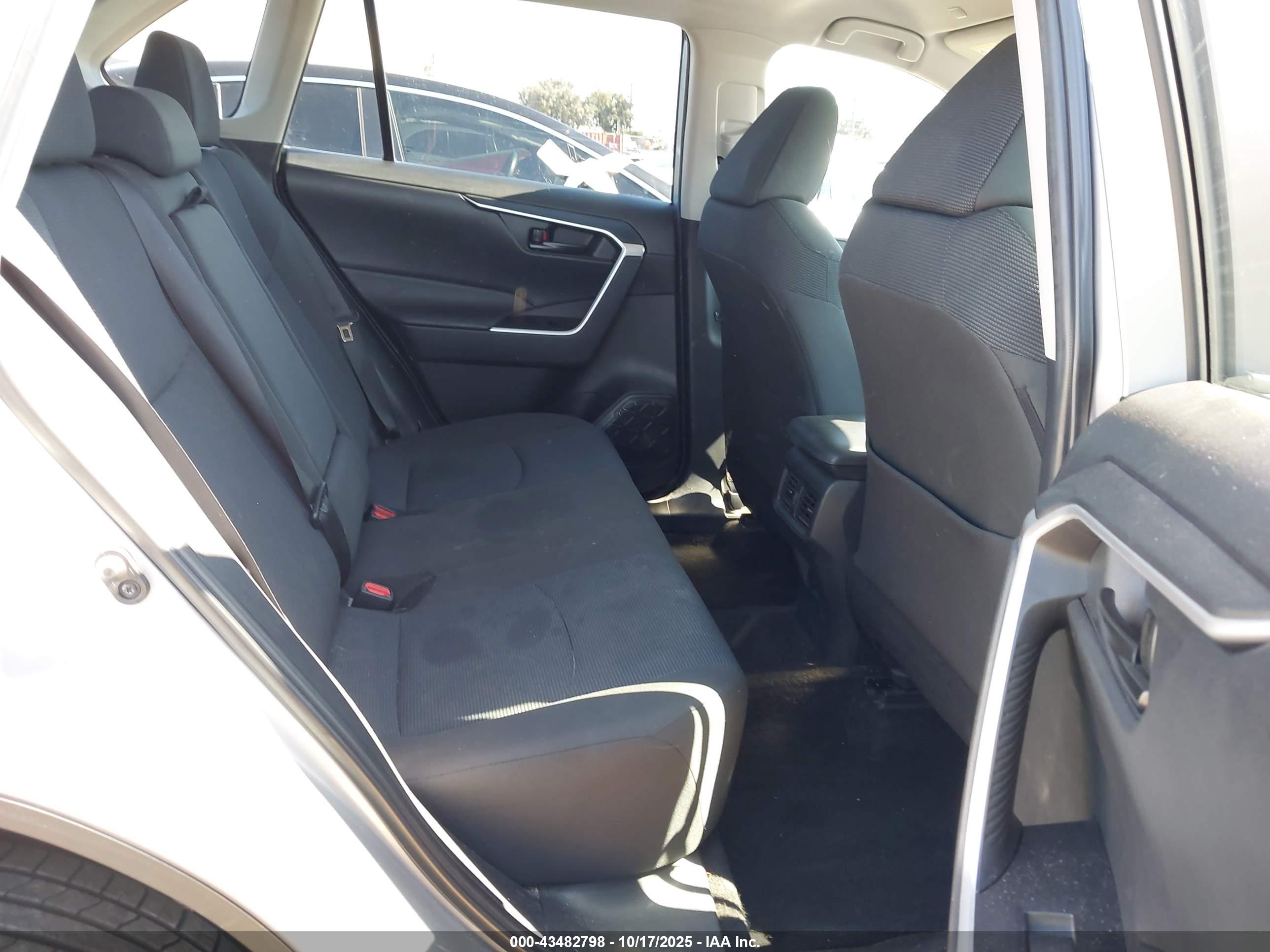 TOYOTA RAV4 image 8