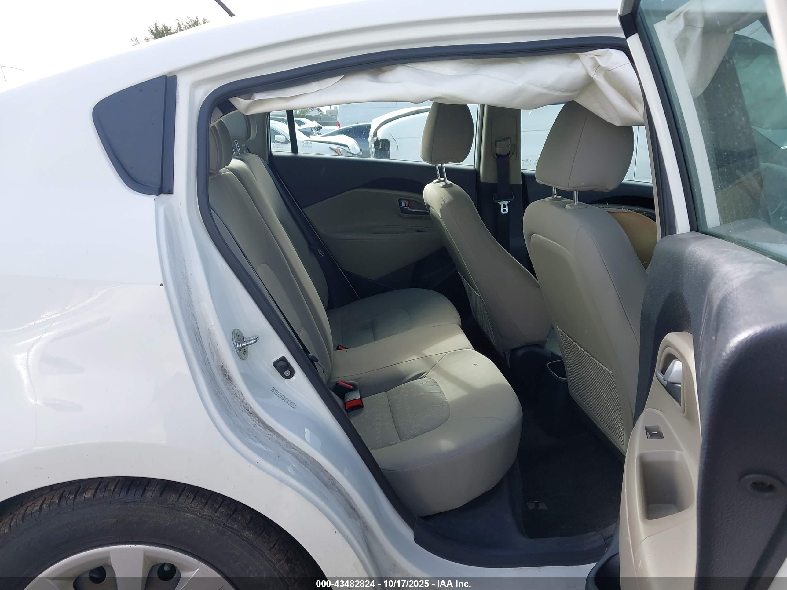 KIA RIO image 8