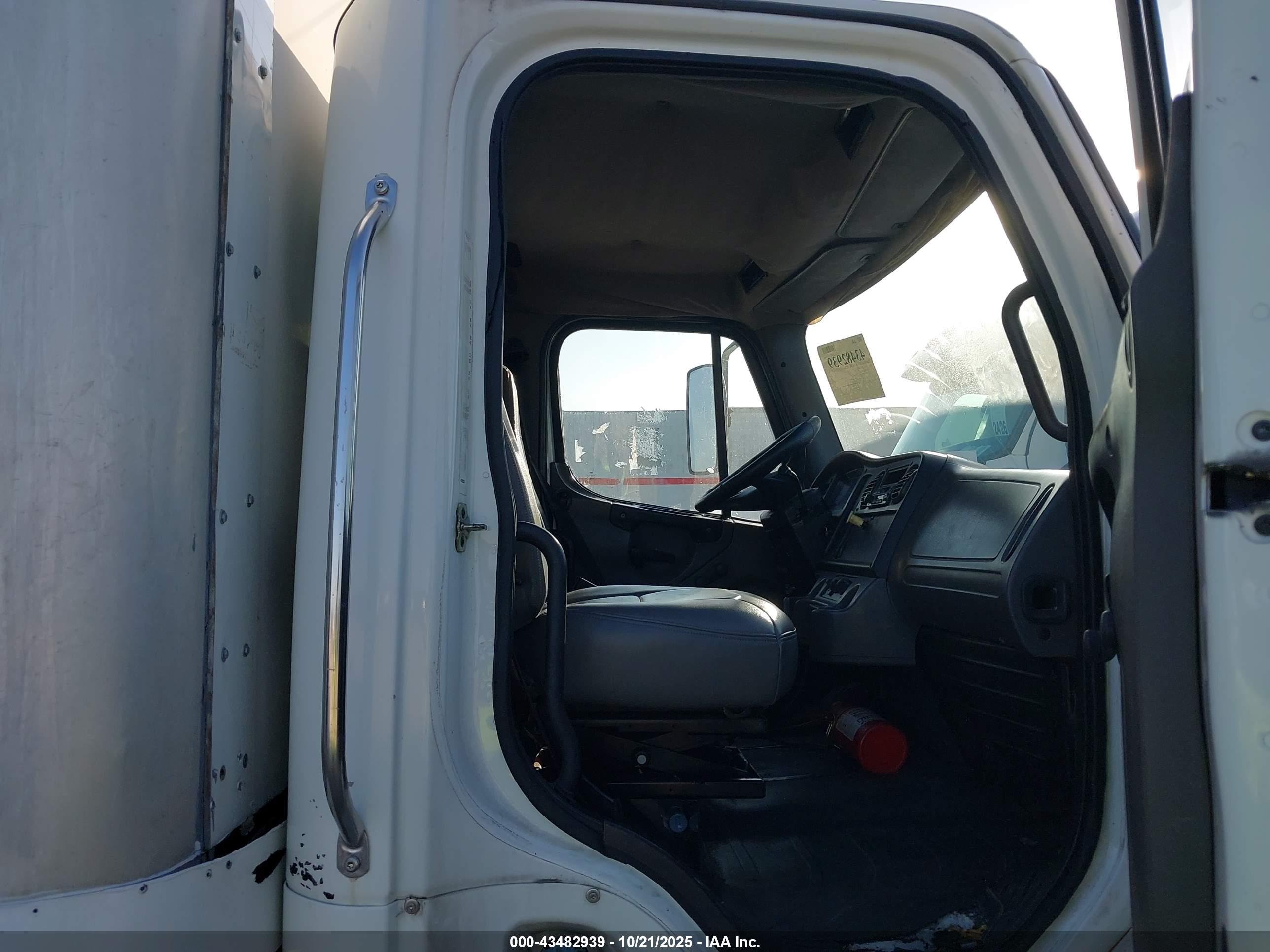 FREIGHTLINER M2 image 7