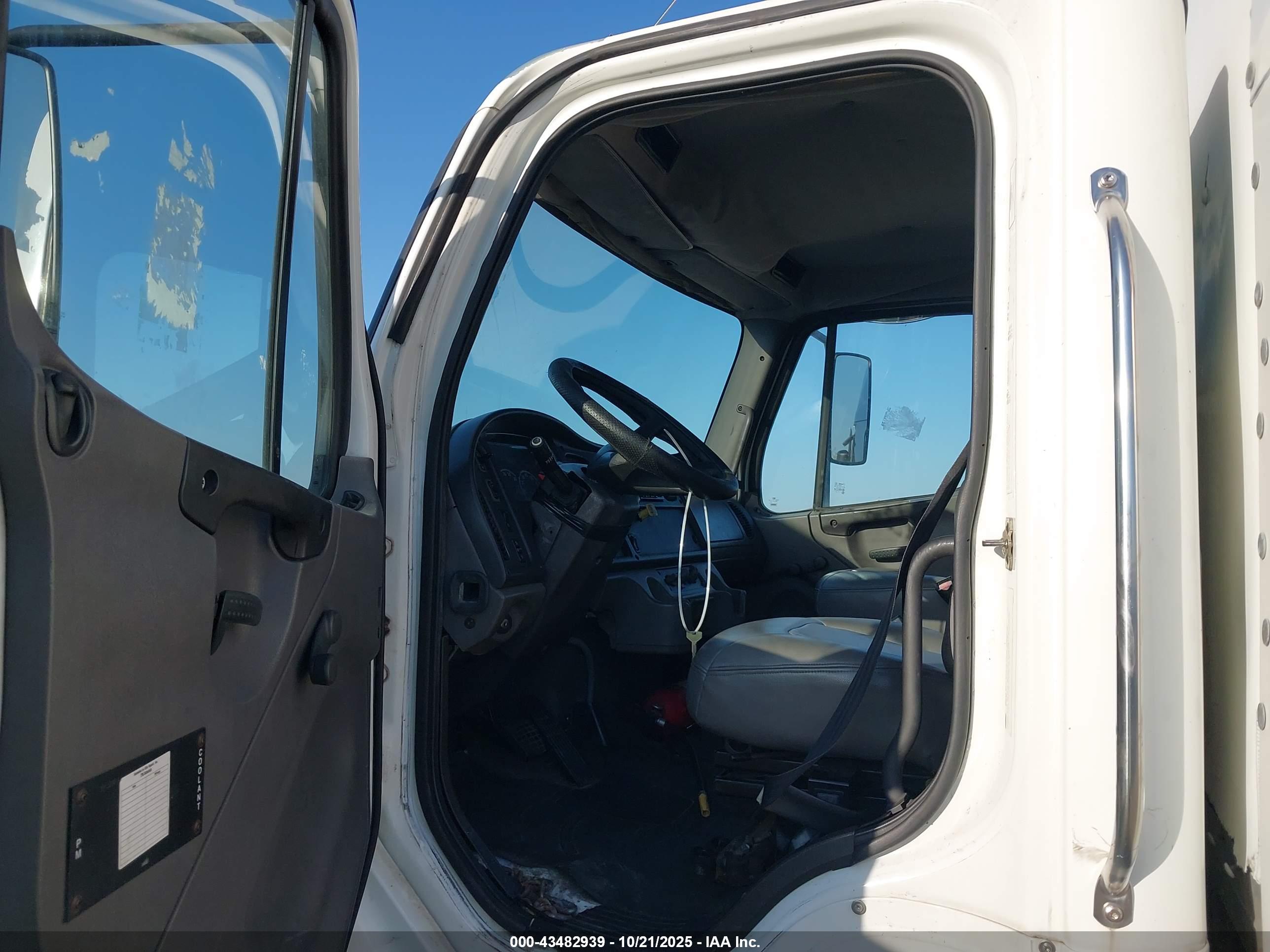 FREIGHTLINER M2 image 8