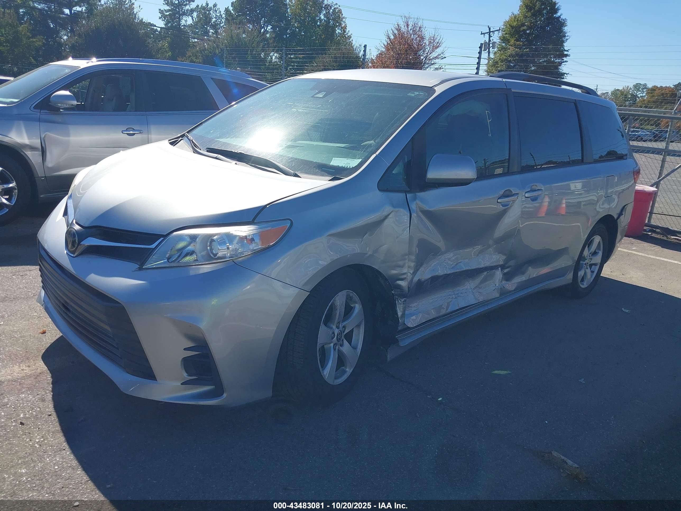 TOYOTA SIENNA image 2
