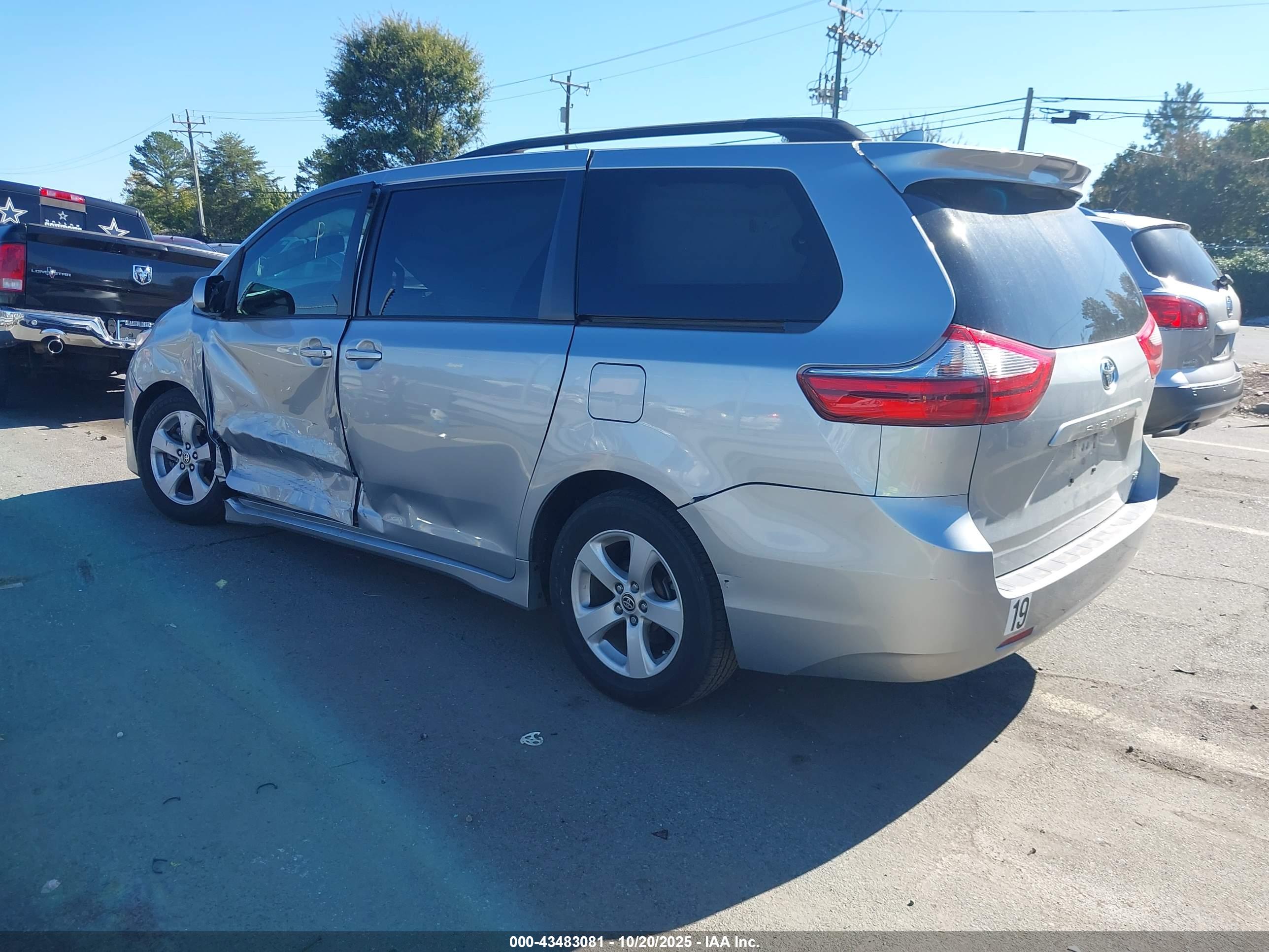 TOYOTA SIENNA image 3