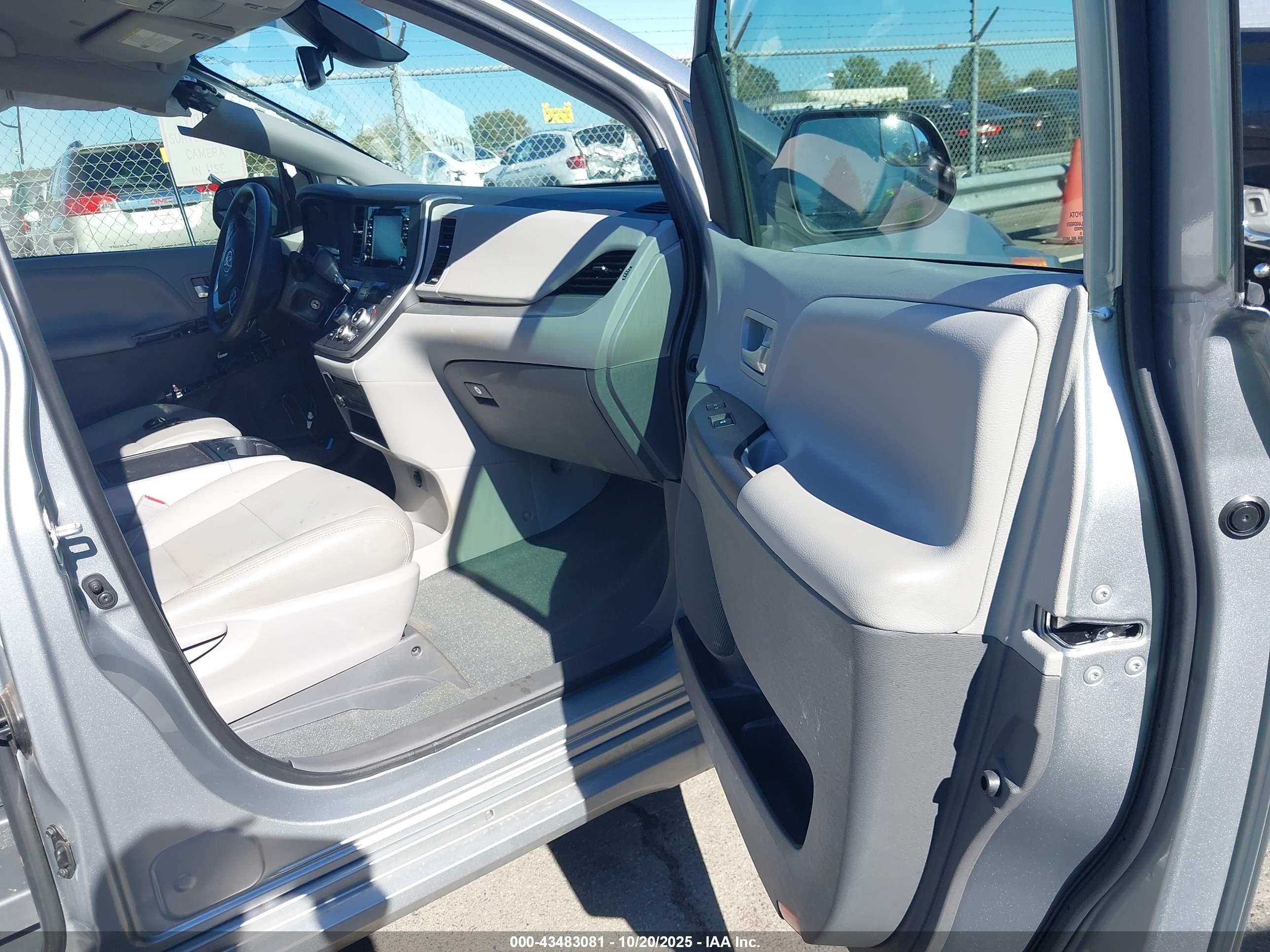 TOYOTA SIENNA image 5