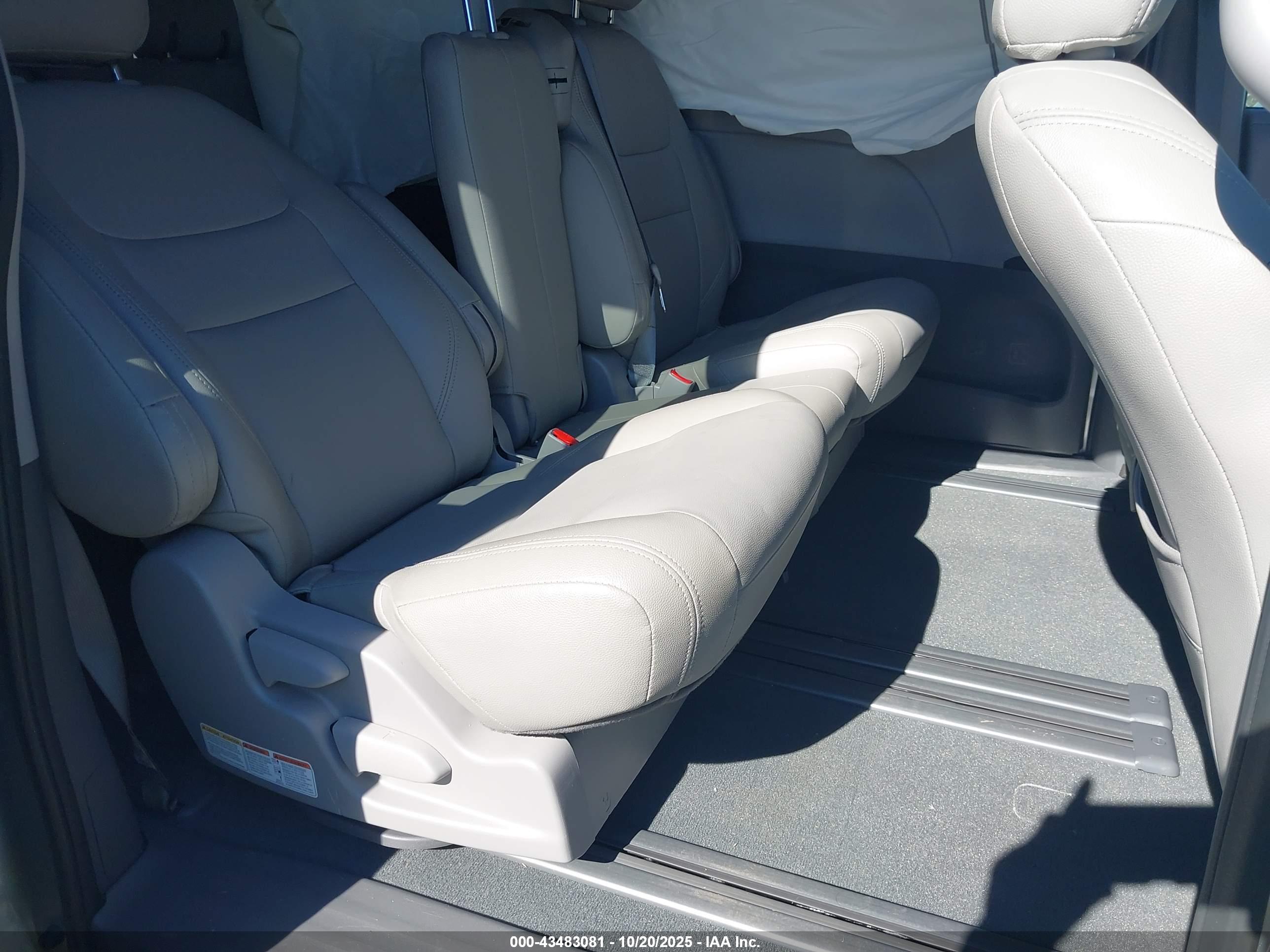 TOYOTA SIENNA image 8