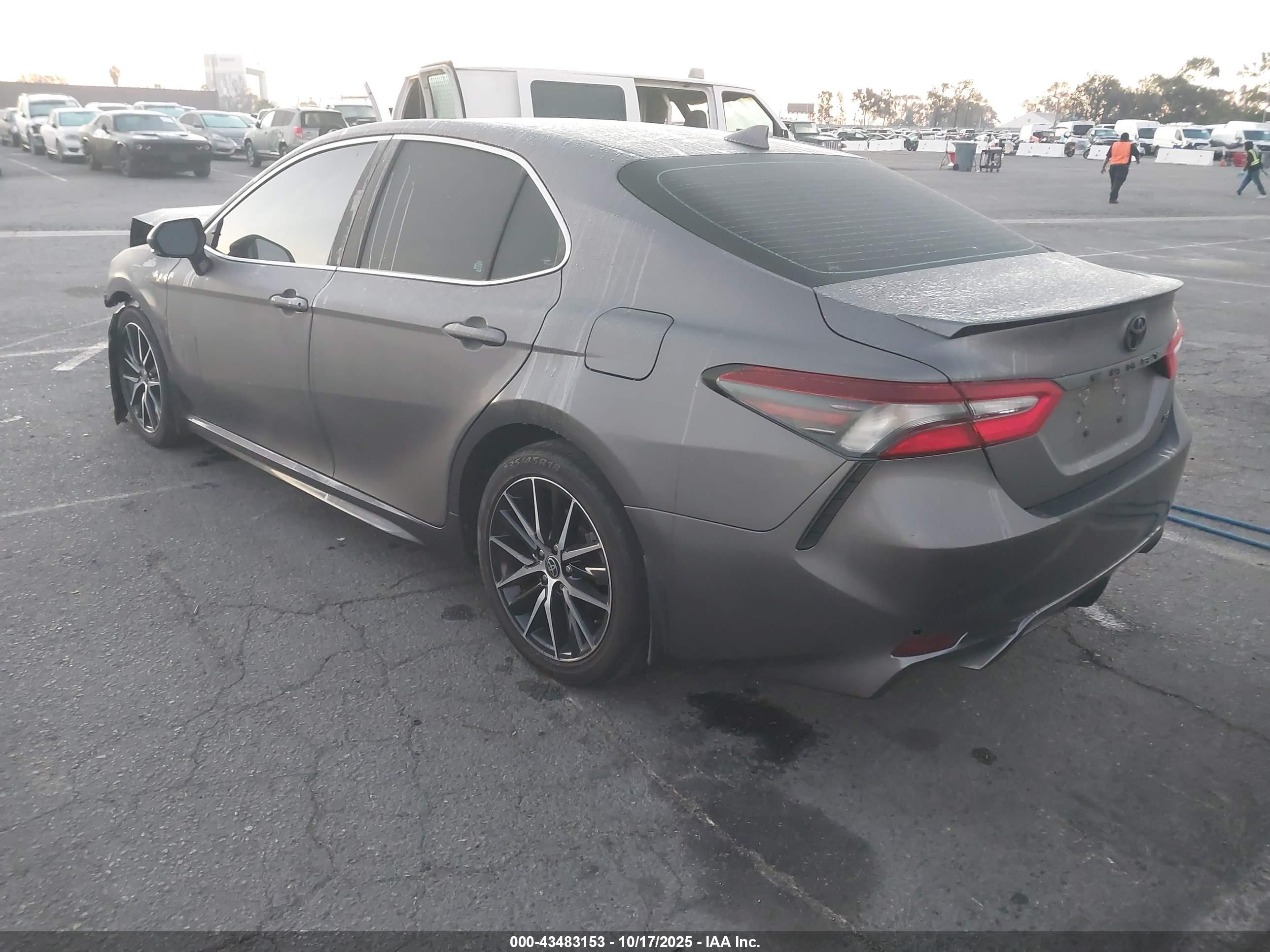 TOYOTA CAMRY image 3