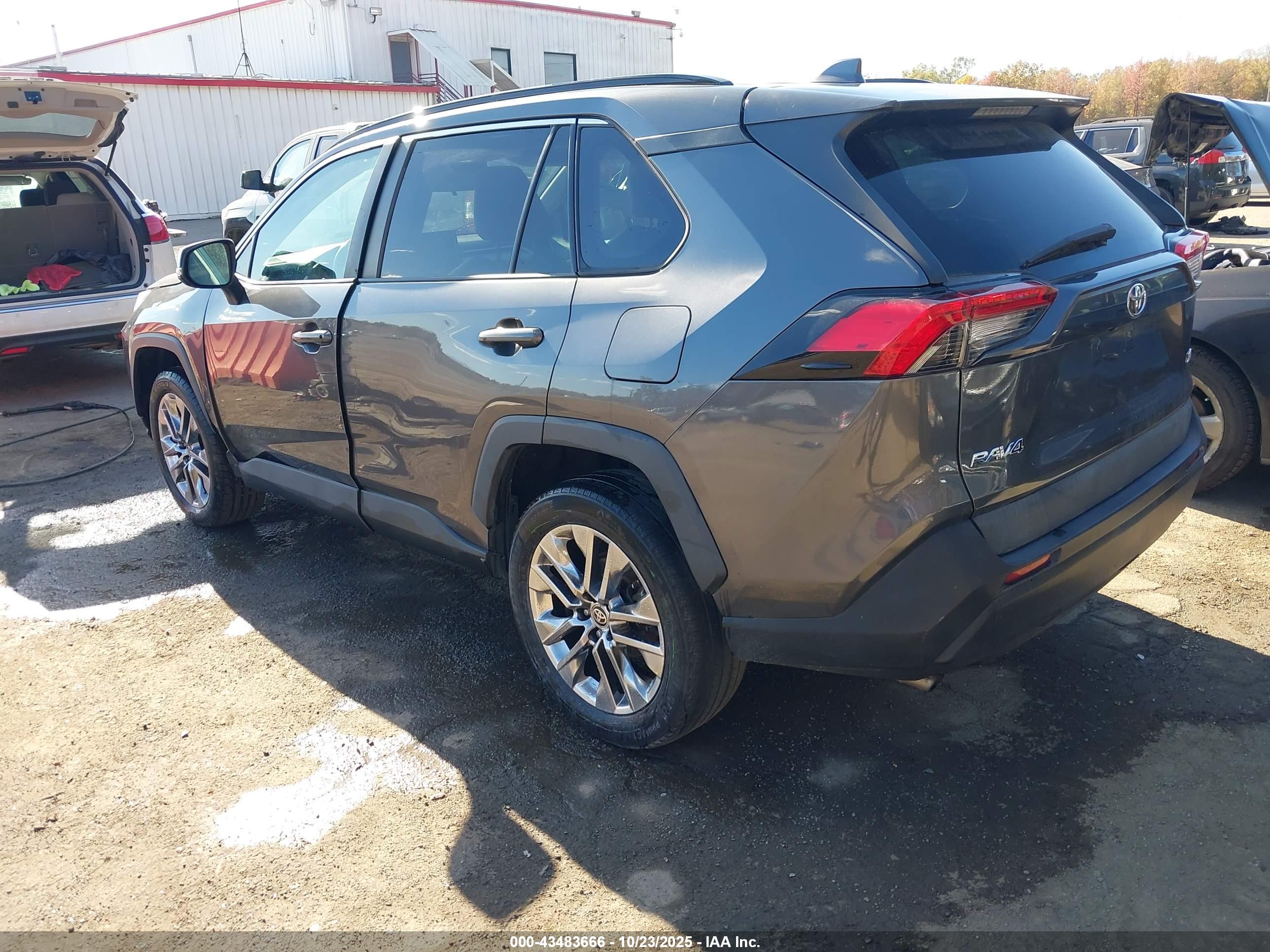 TOYOTA RAV4 image 3