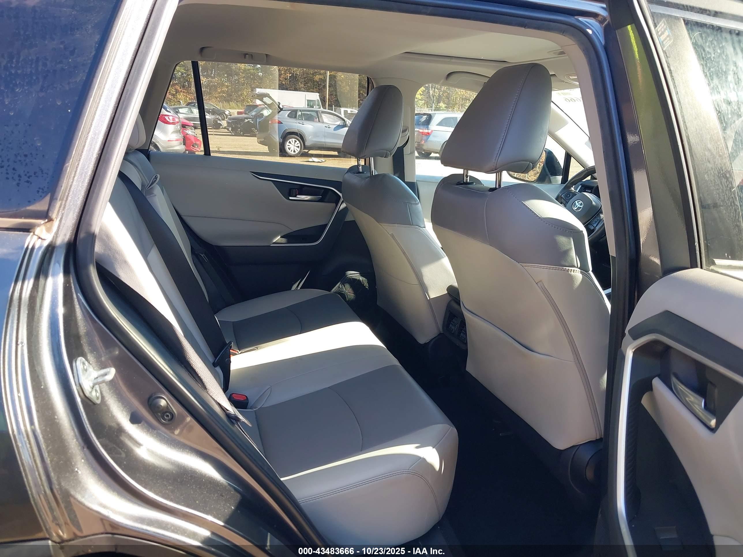 TOYOTA RAV4 image 8