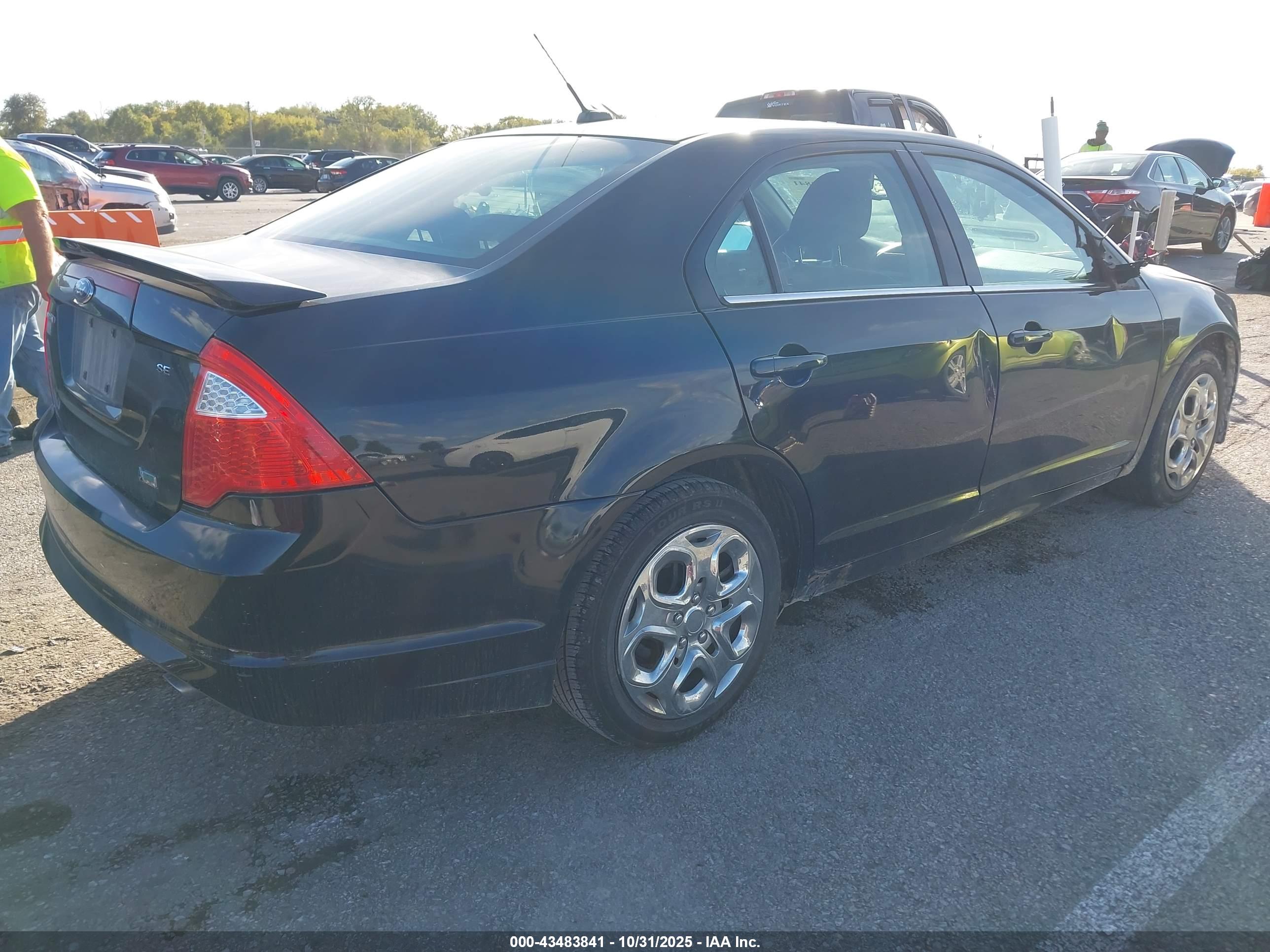 FORD FUSION image 4