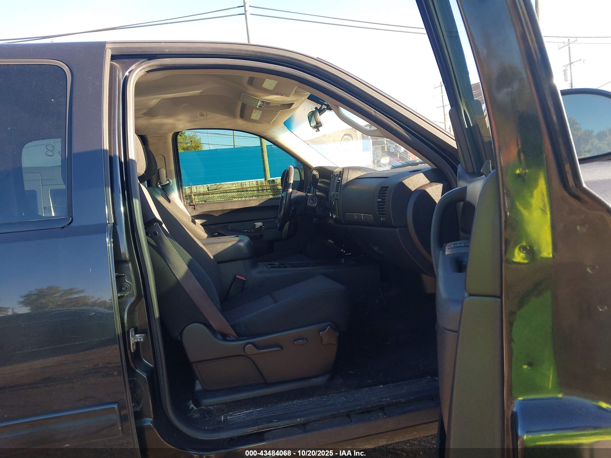 CHEVROLET SILVERADO image 5