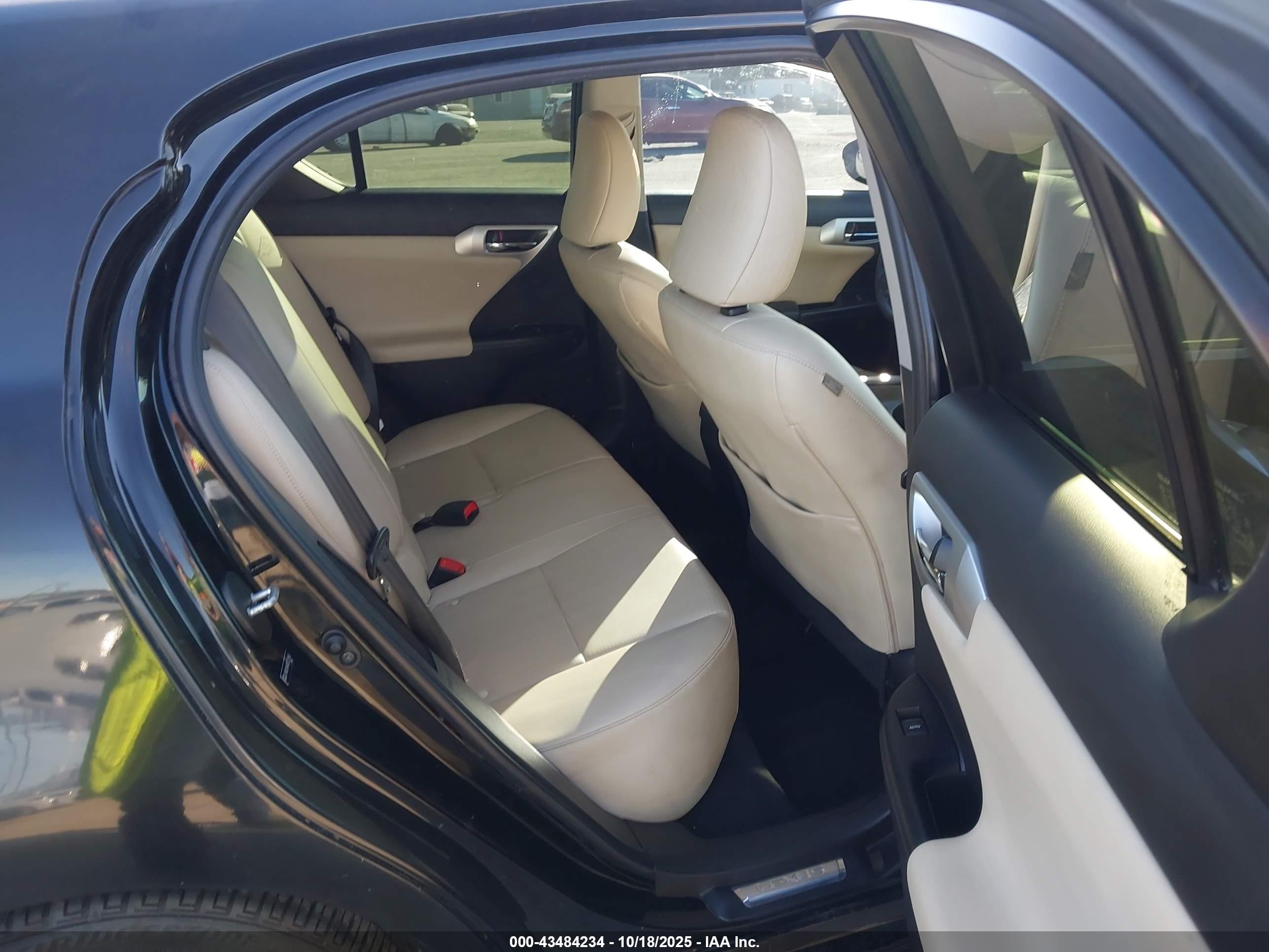 LEXUS CT image 8