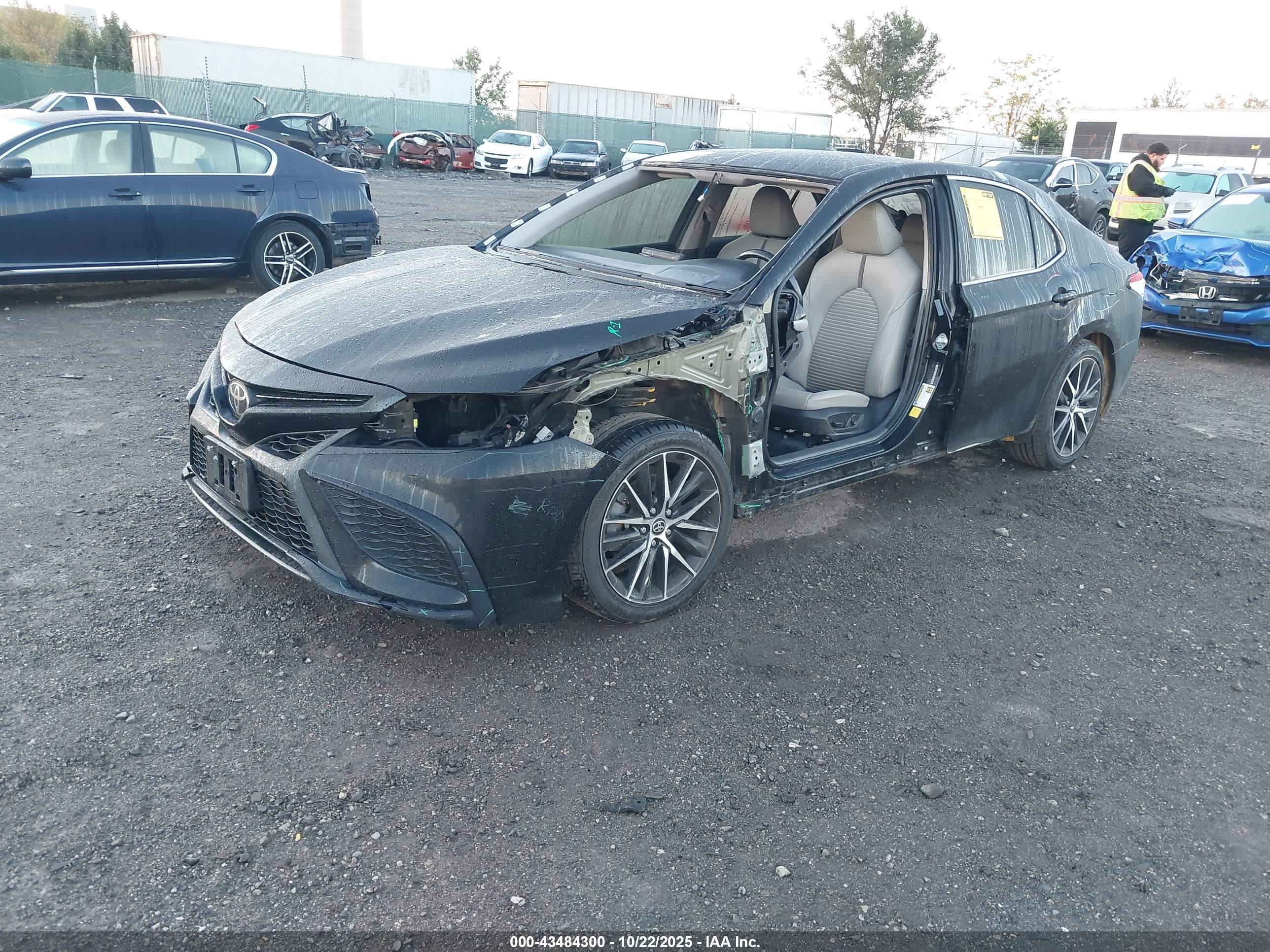 TOYOTA CAMRY image 2