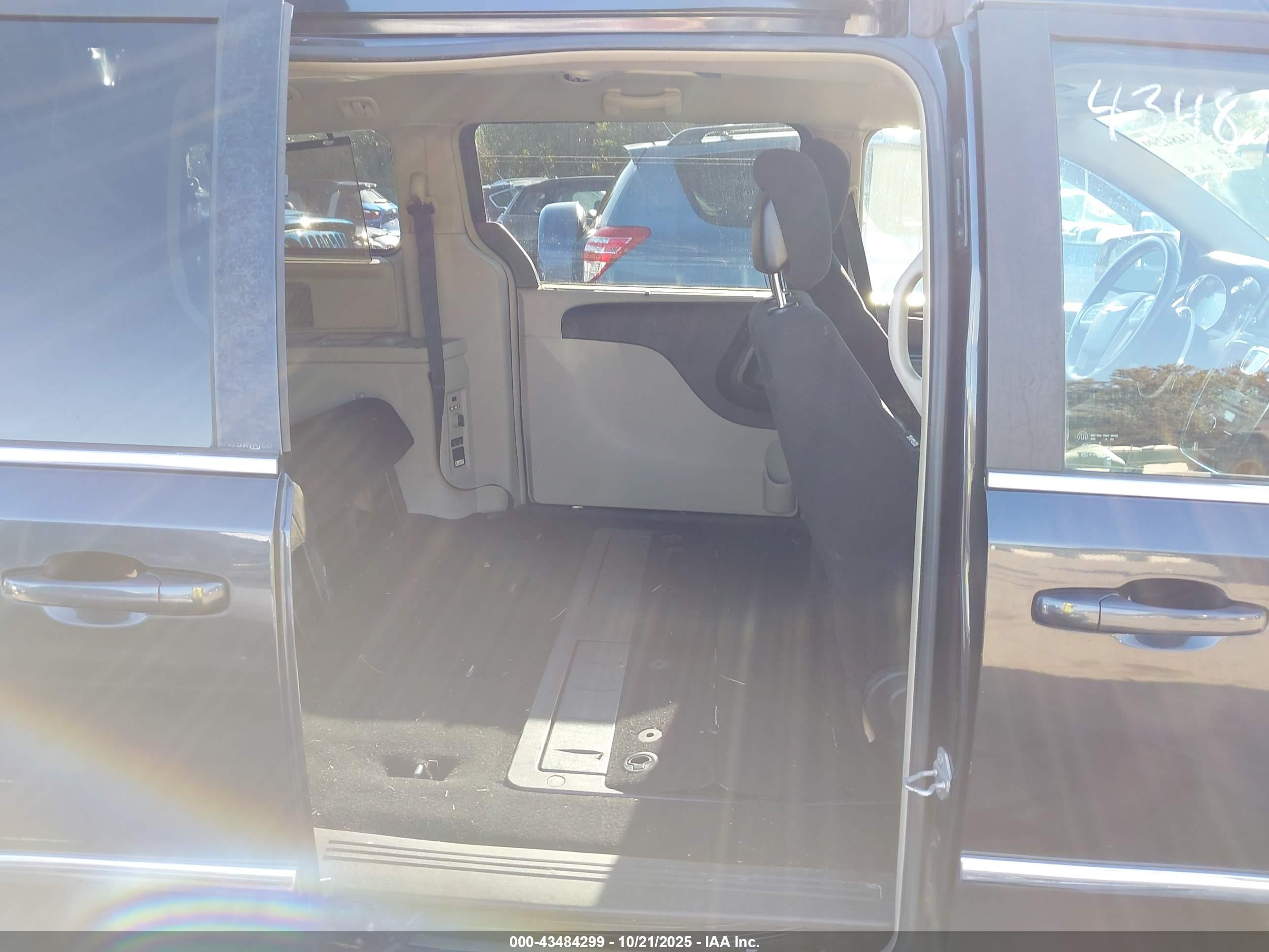 CHRYSLER TOWN image 8