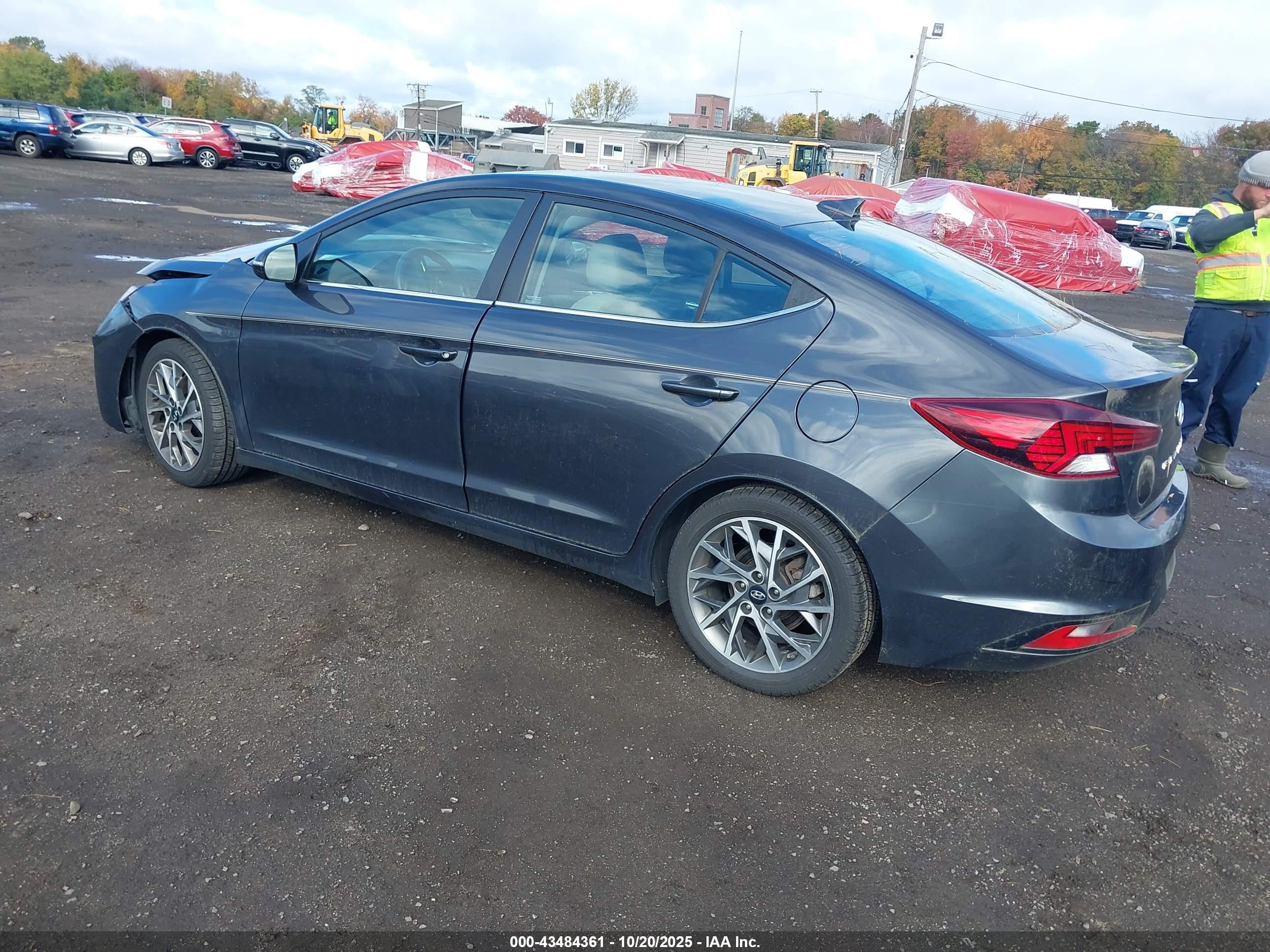 HYUNDAI ELANTRA image 3