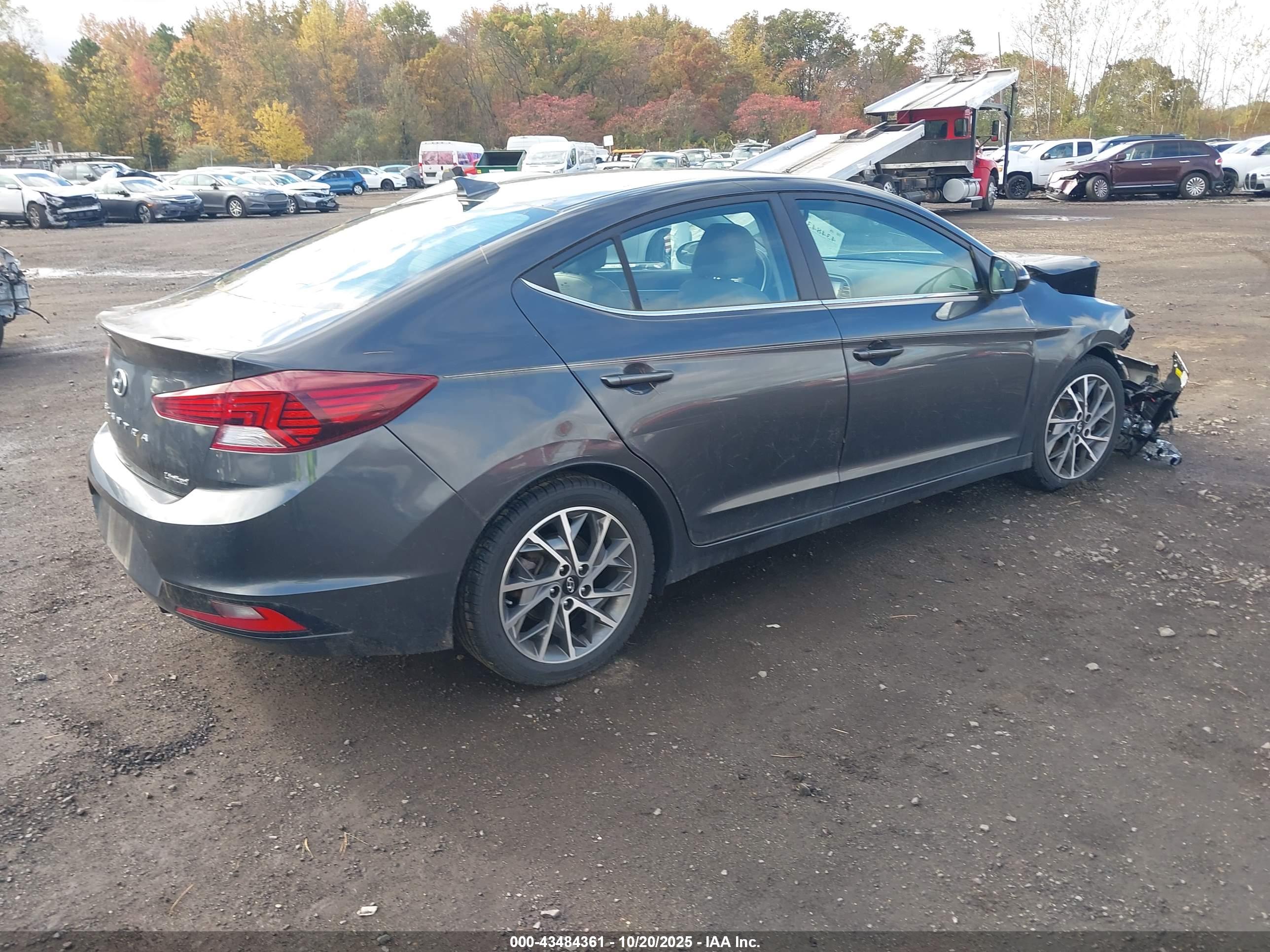 HYUNDAI ELANTRA image 4