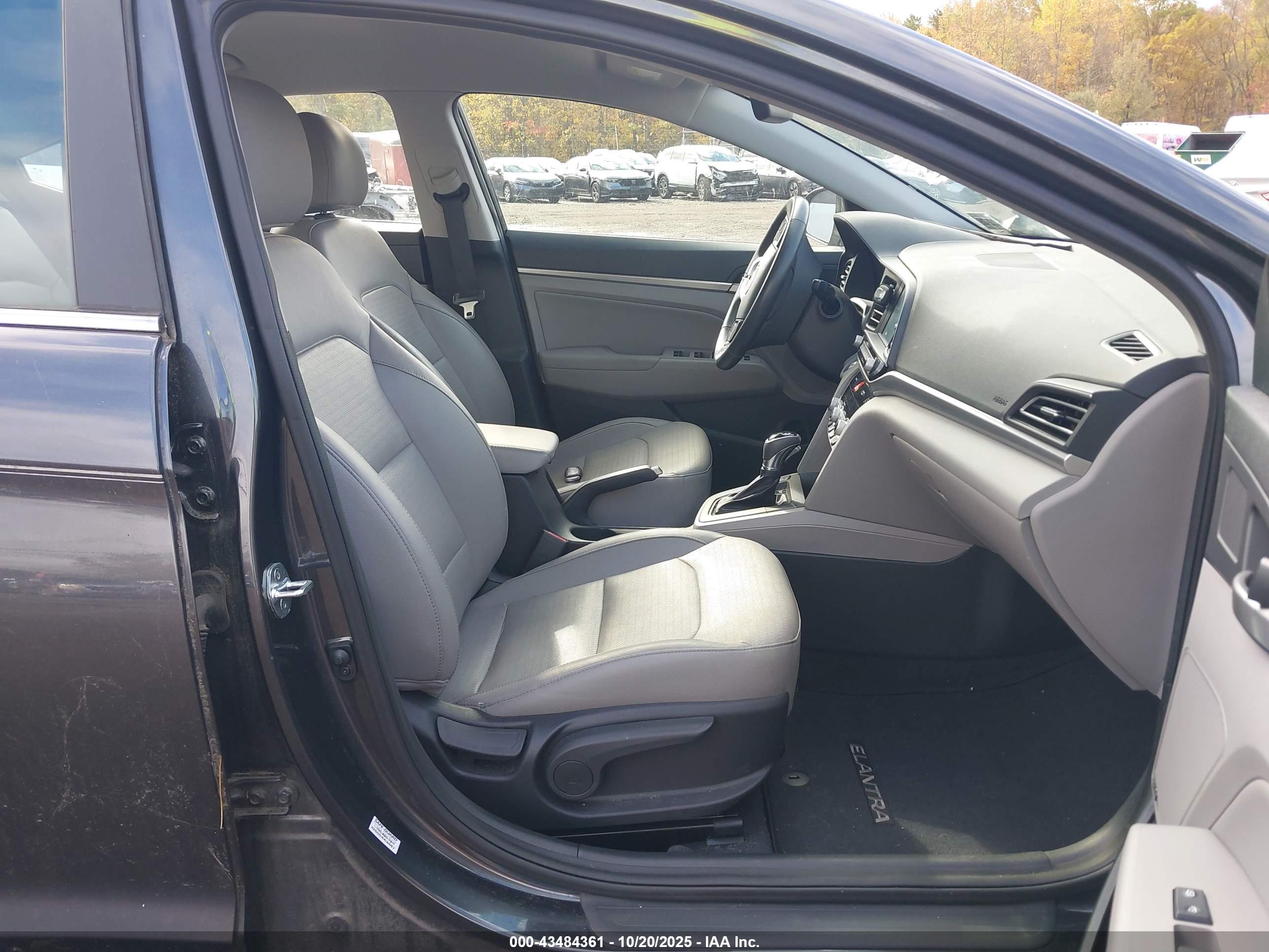 HYUNDAI ELANTRA image 5