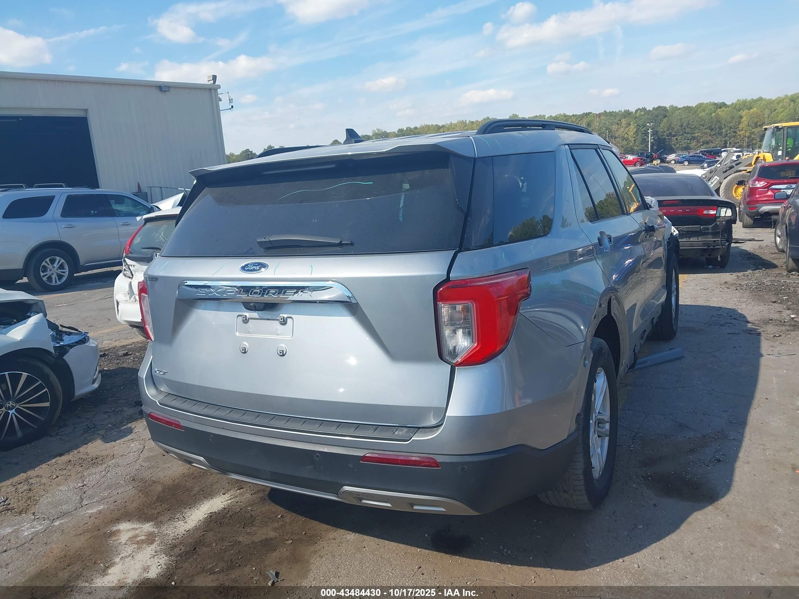 FORD EXPLORER image 4