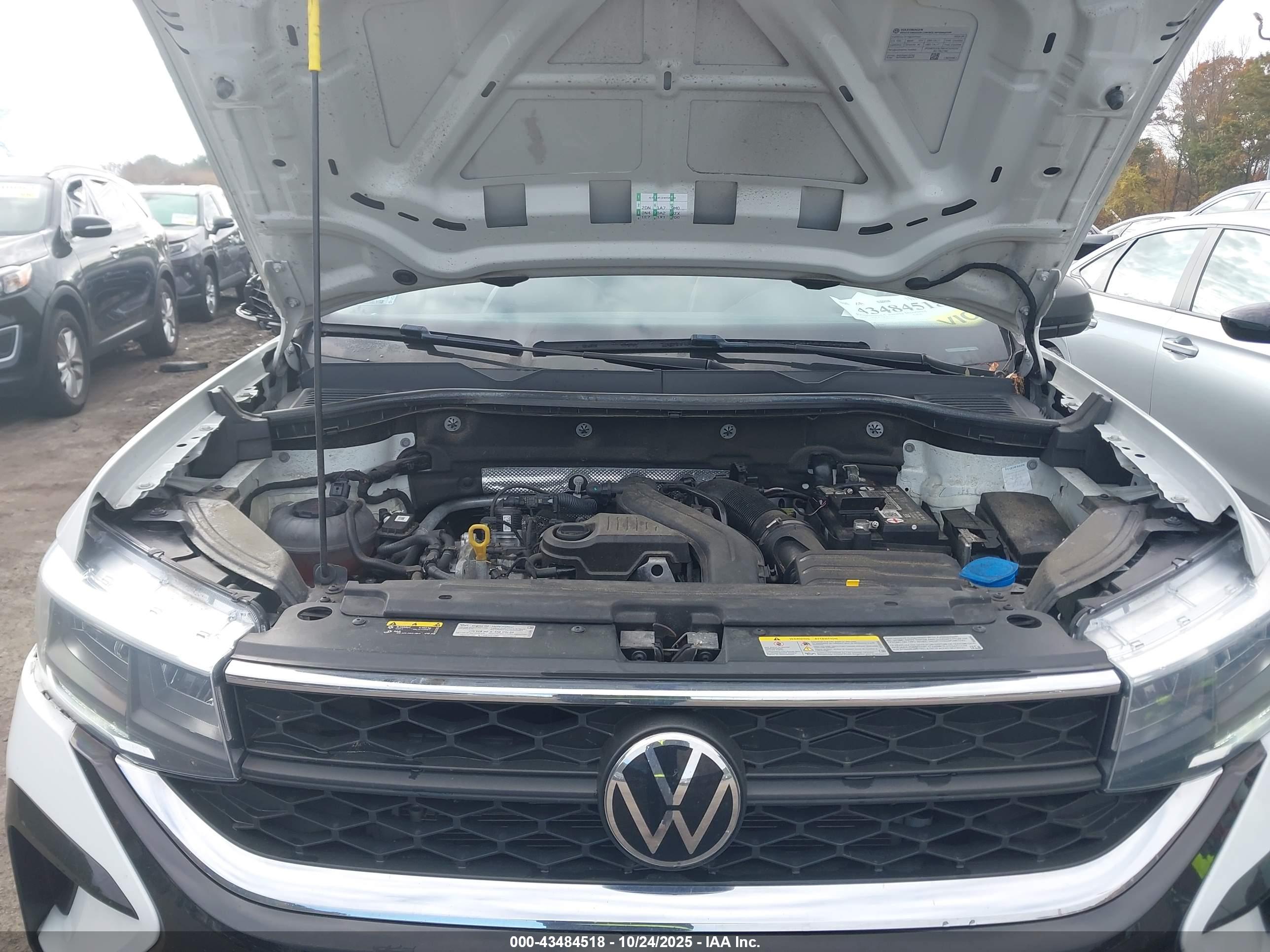 VOLKSWAGEN TAOS image 10