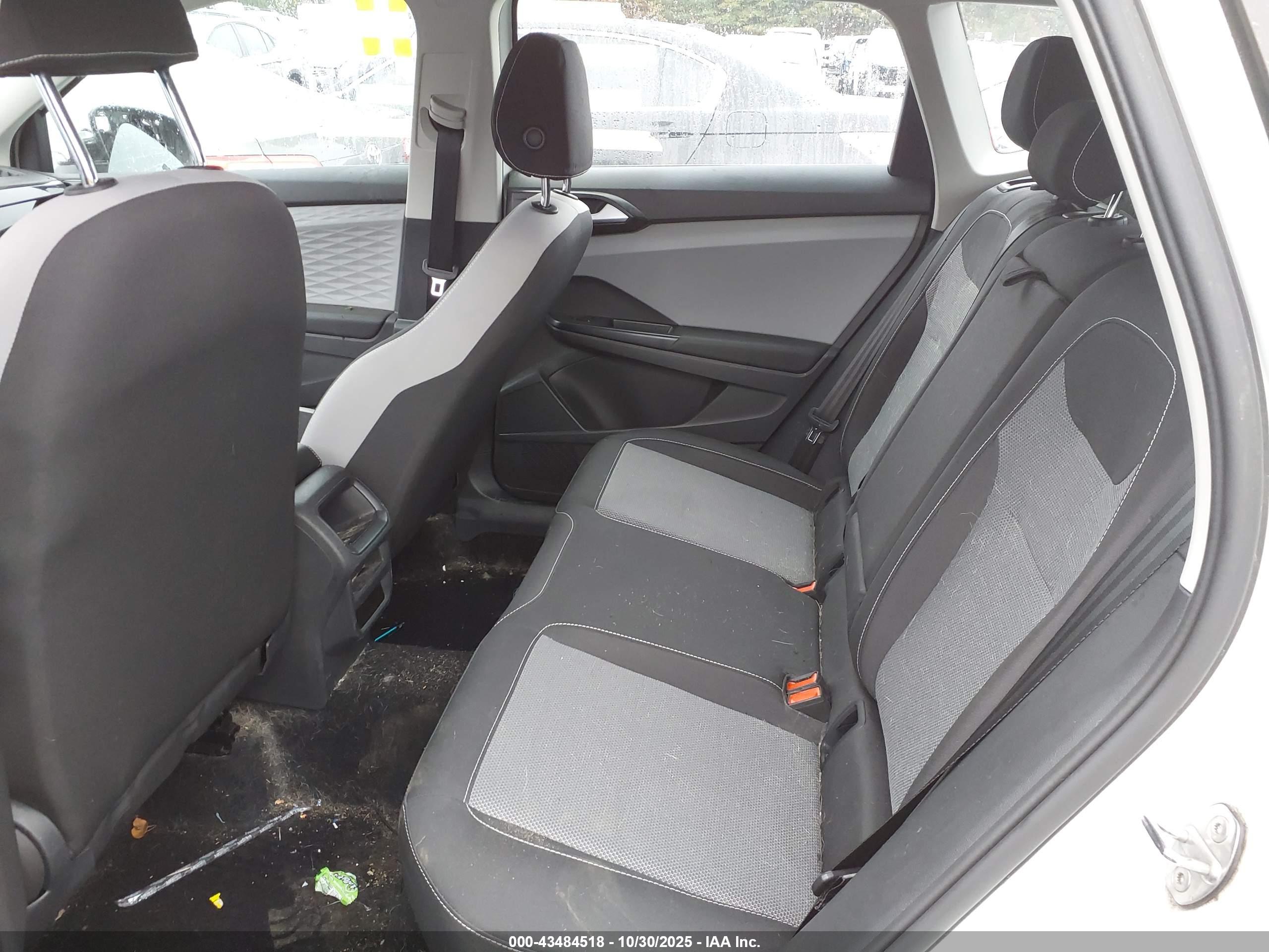 VOLKSWAGEN TAOS image 8