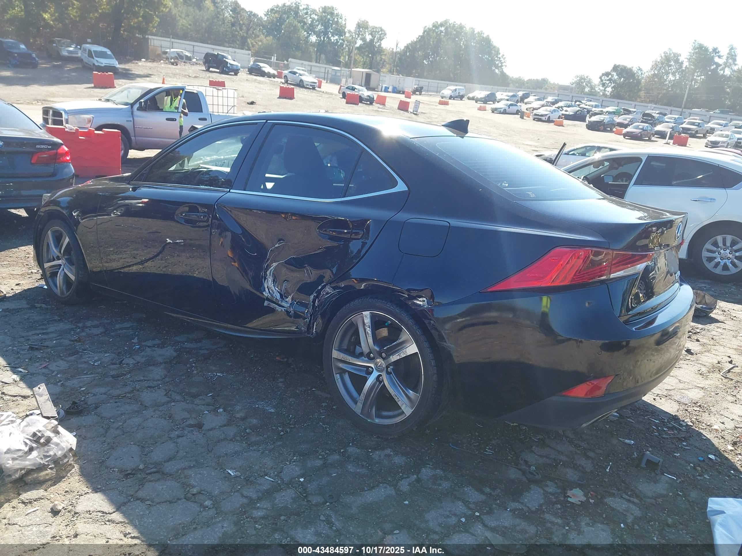 LEXUS IS image 3
