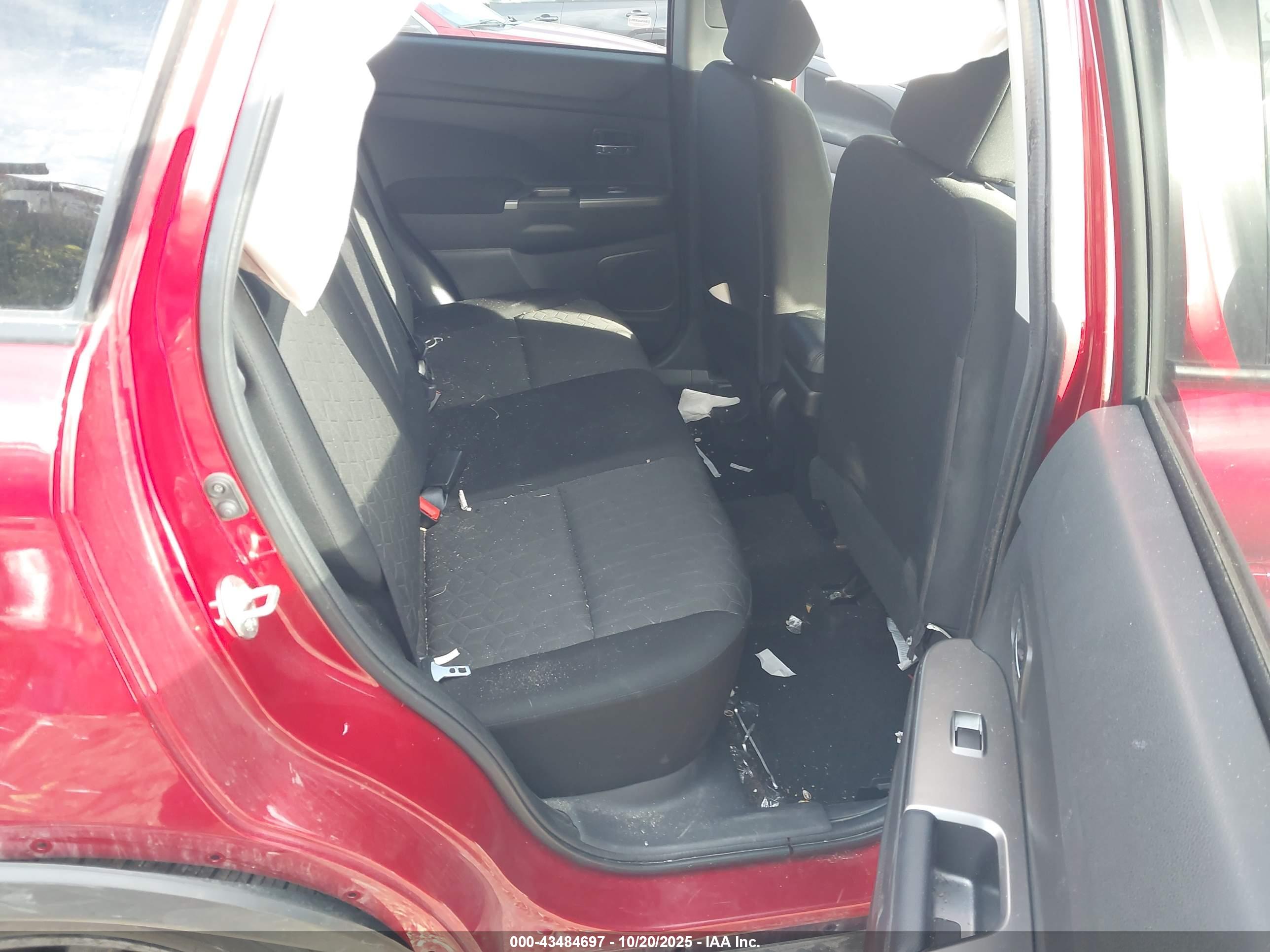 MITSUBISHI OUTLANDER image 8