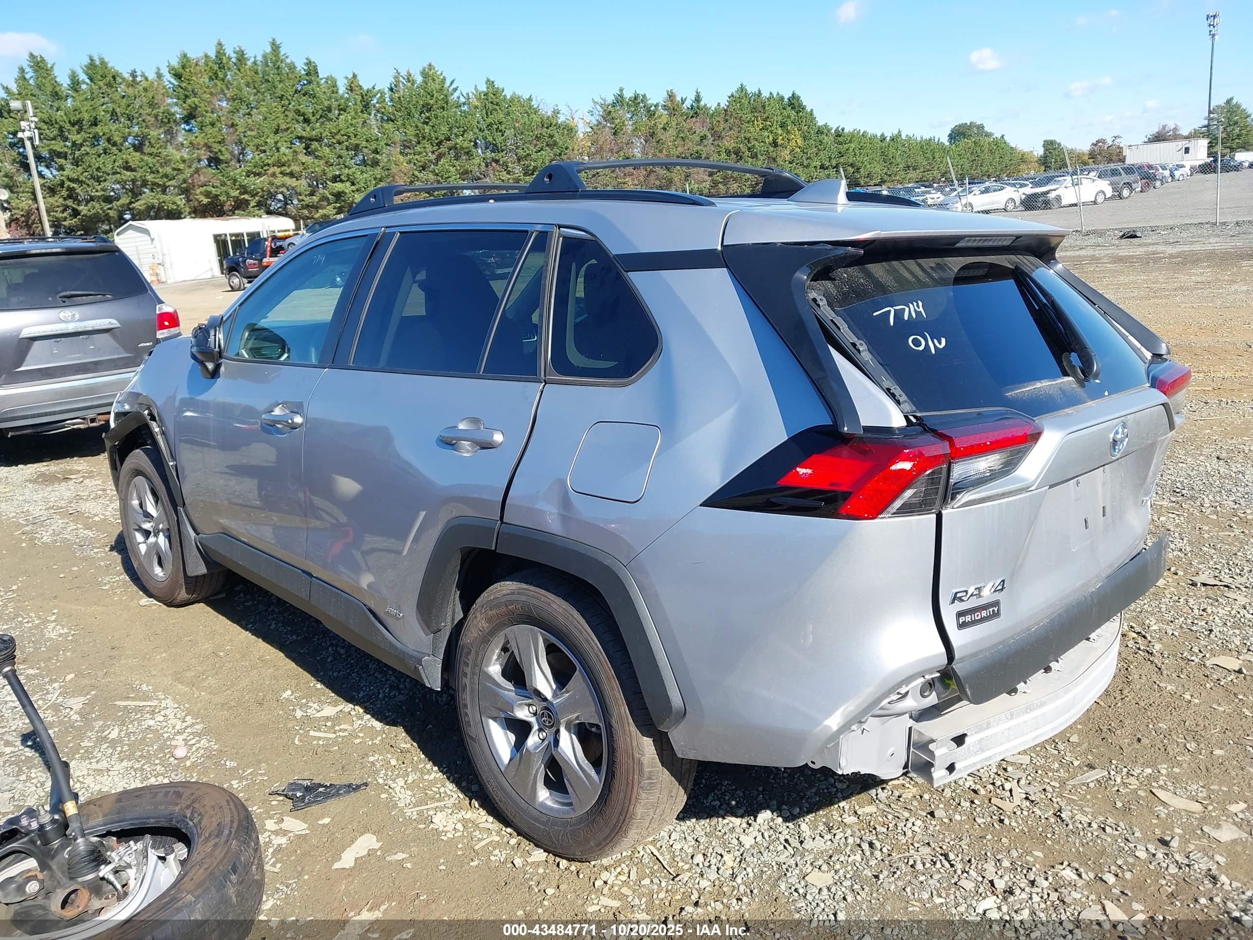 TOYOTA RAV4 image 3