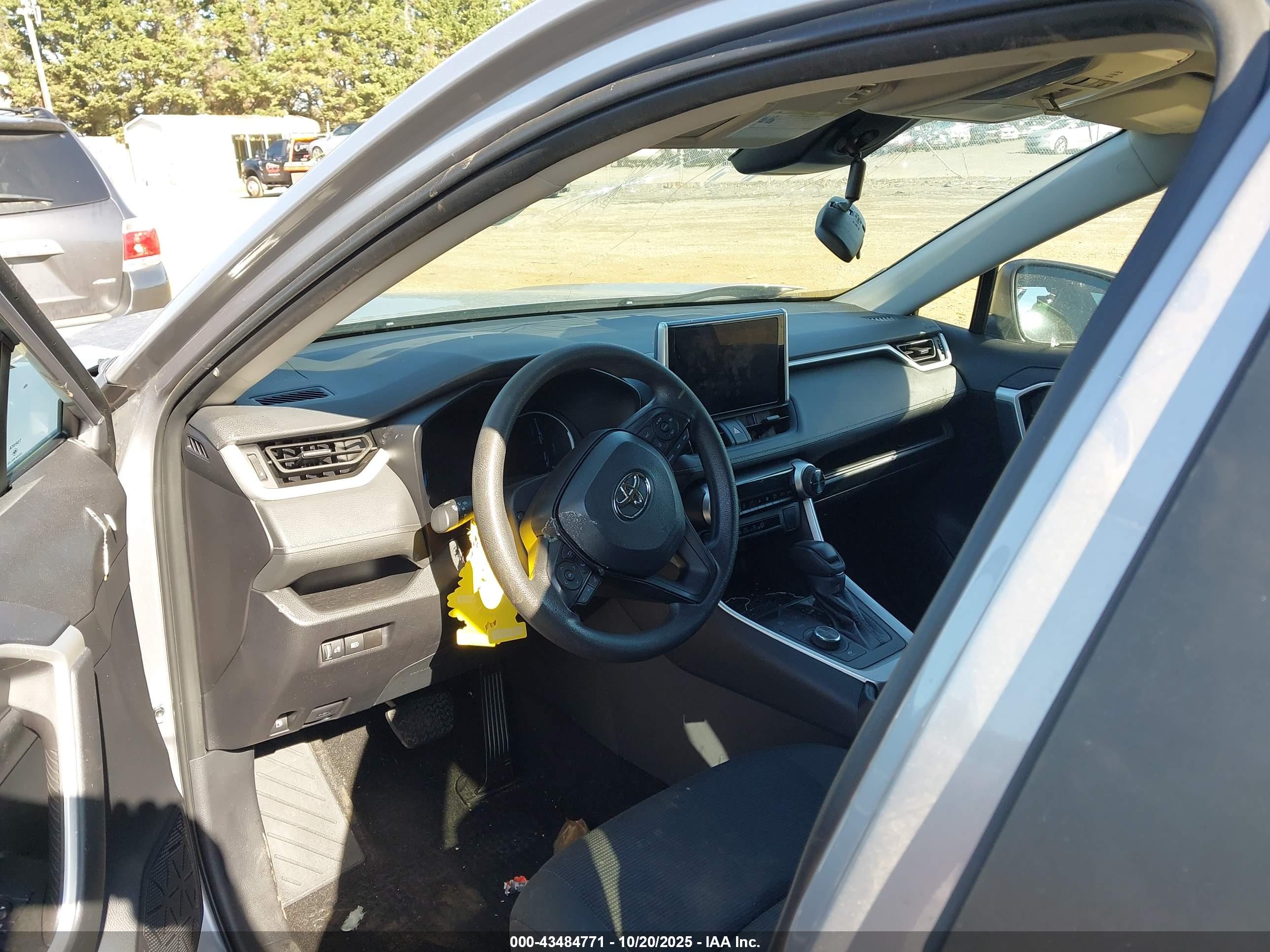 TOYOTA RAV4 image 5