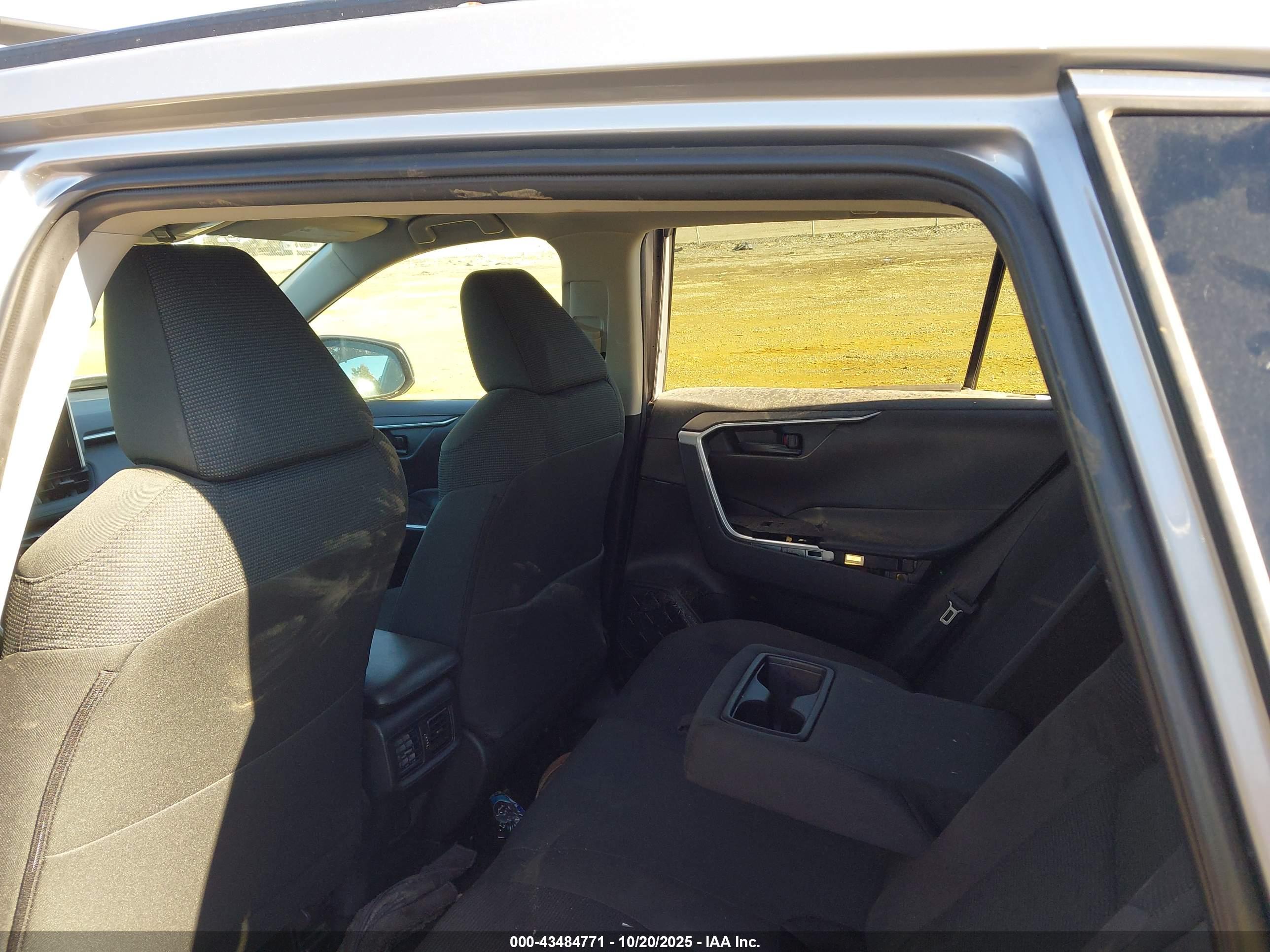 TOYOTA RAV4 image 8