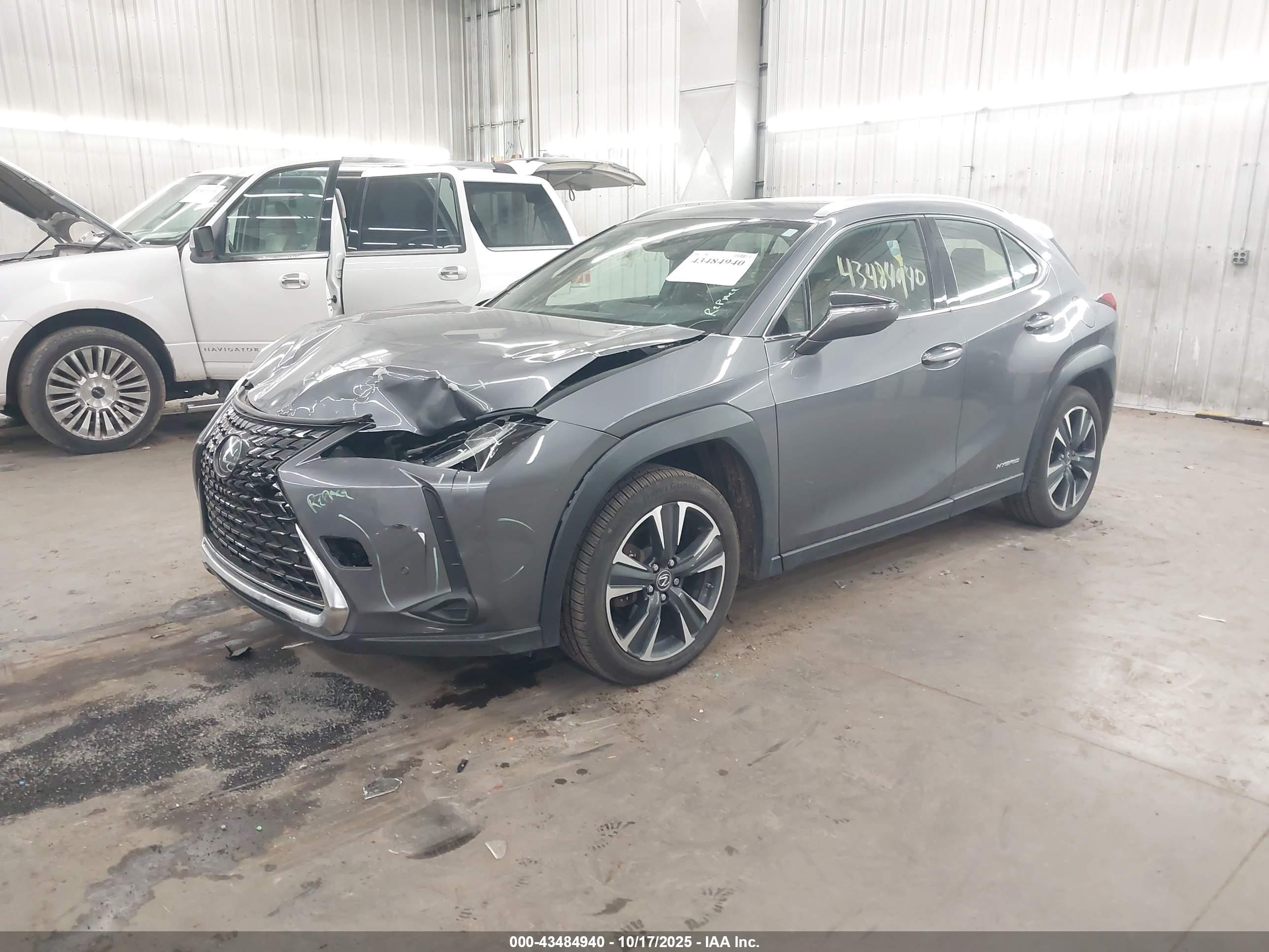 LEXUS UX image 2