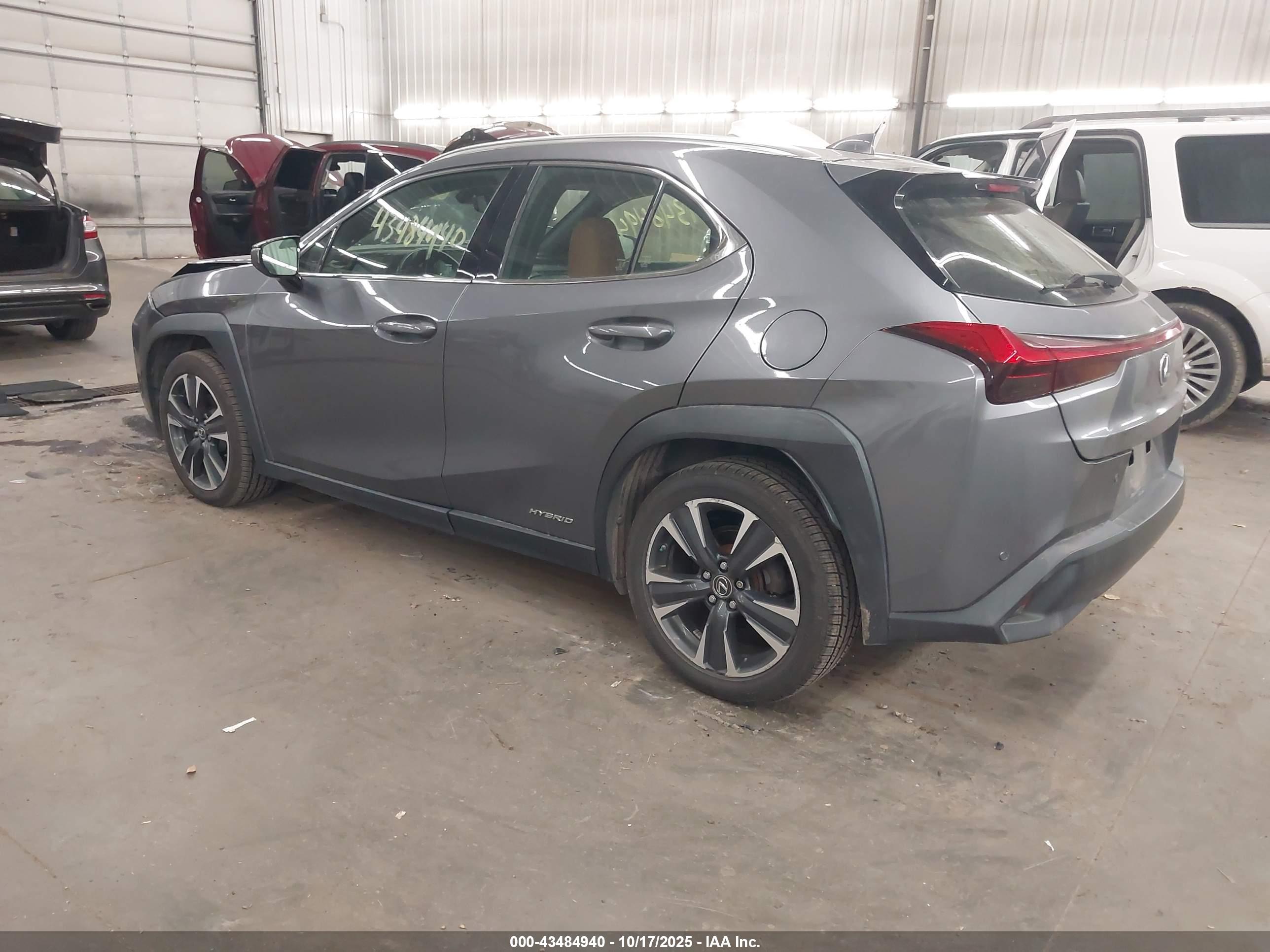 LEXUS UX image 3