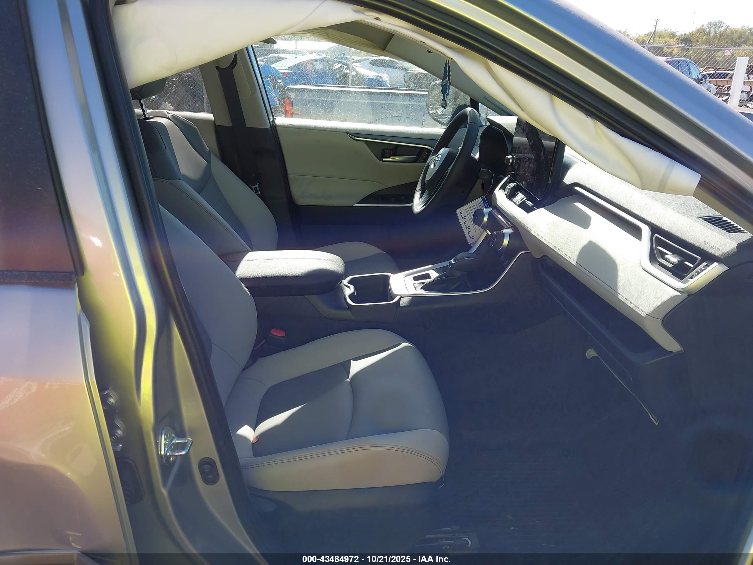 TOYOTA RAV4 image 5