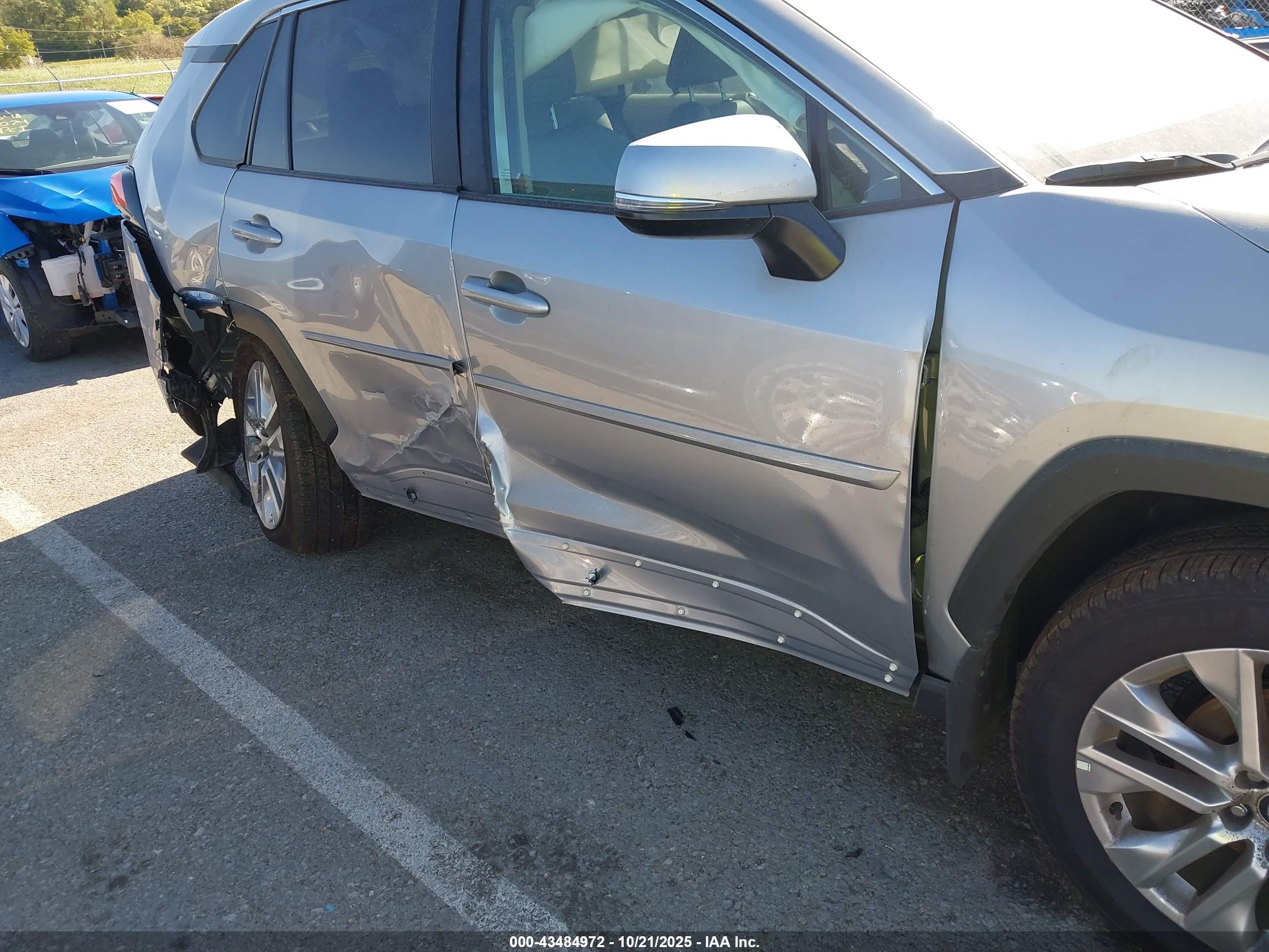 TOYOTA RAV4 image 6