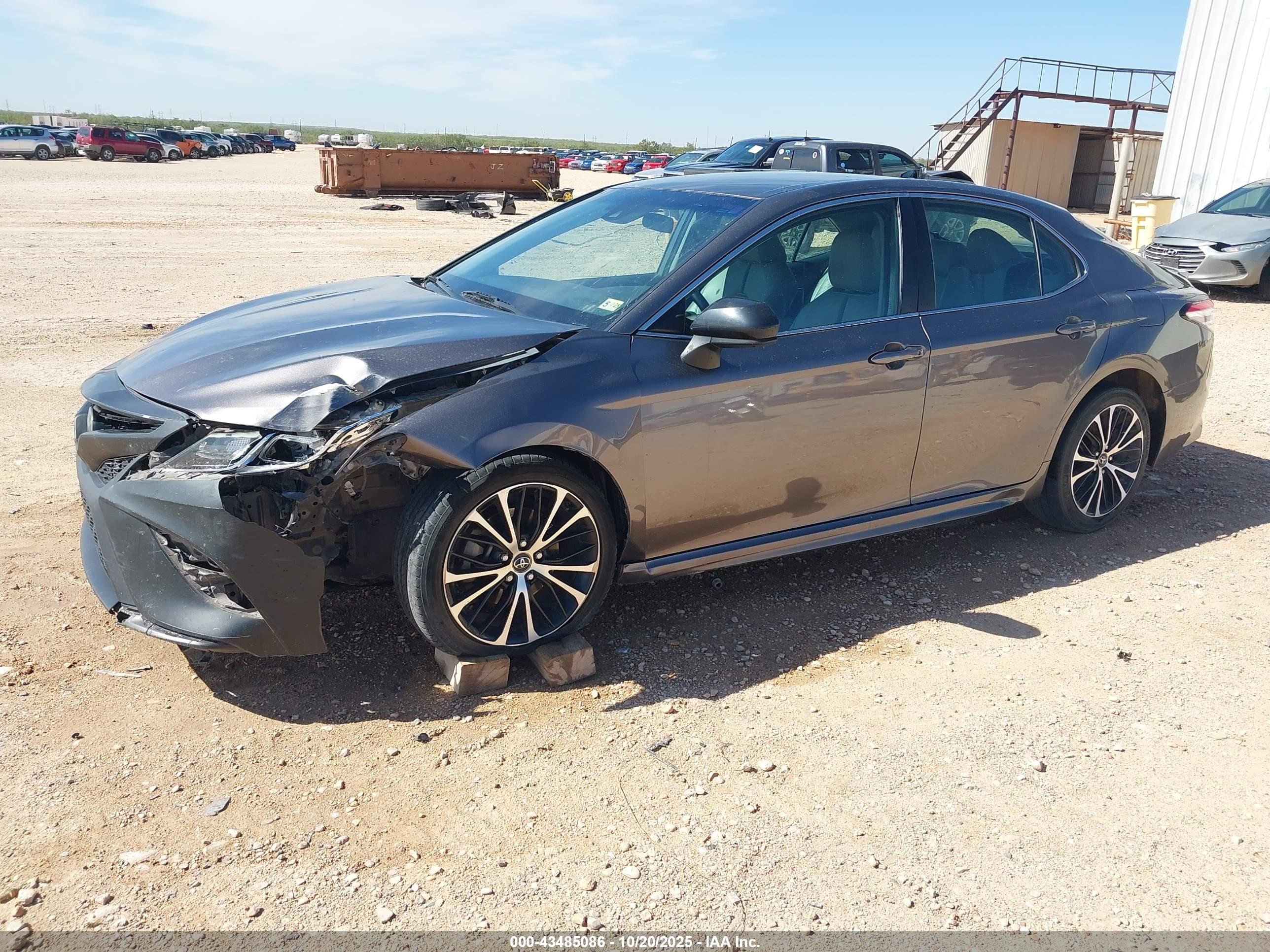 TOYOTA CAMRY image 2