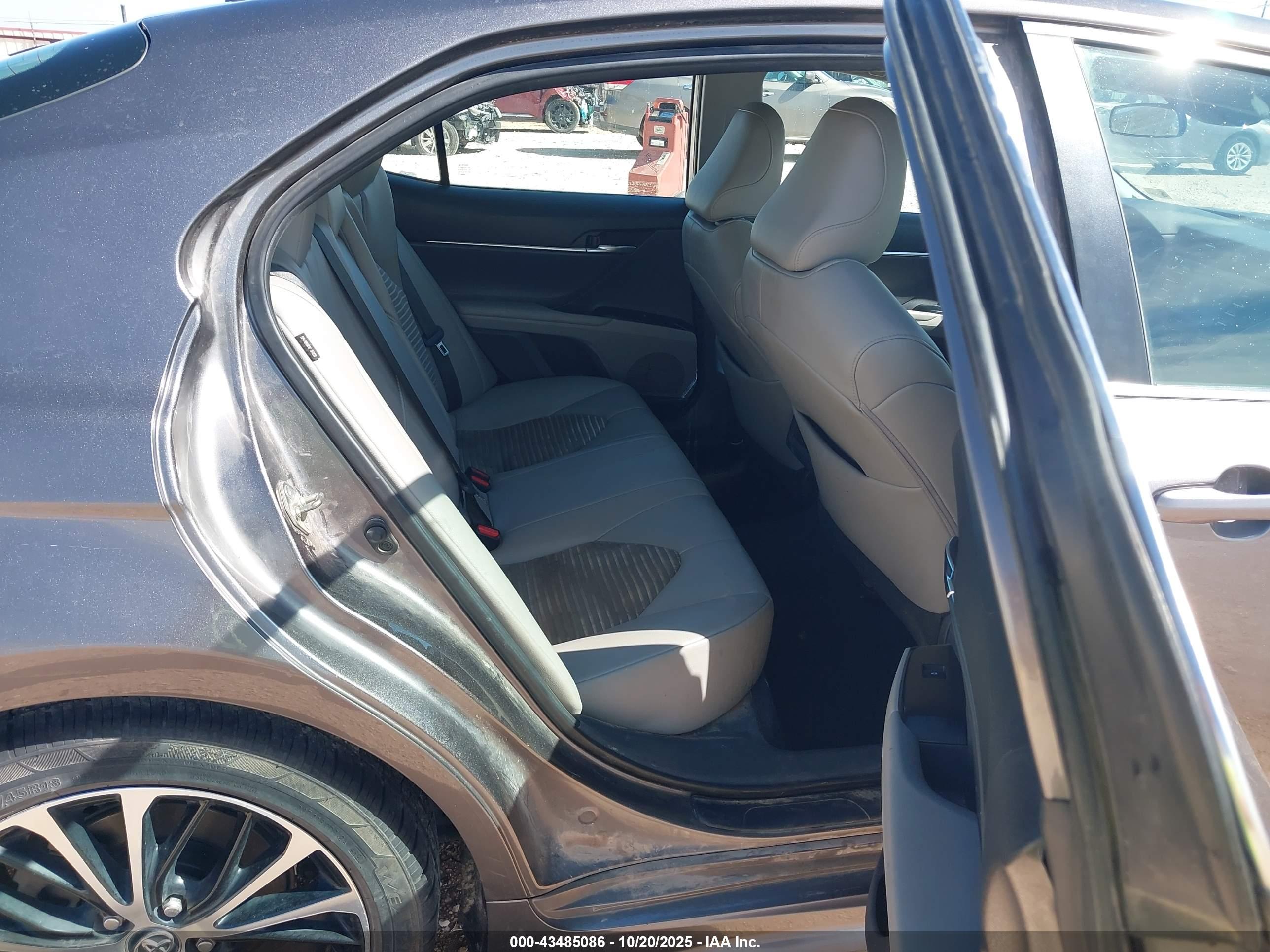 TOYOTA CAMRY image 8