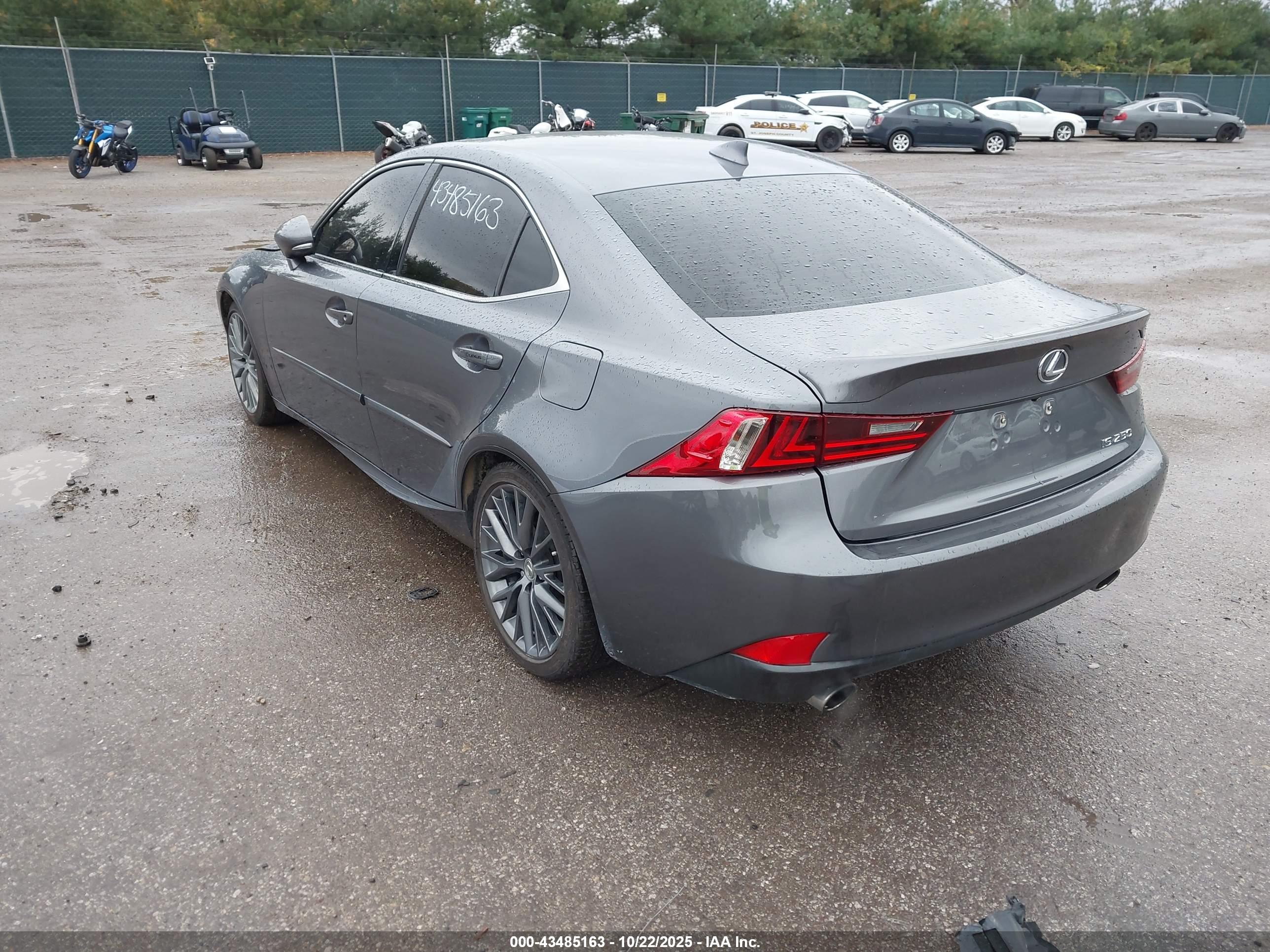LEXUS IS image 3