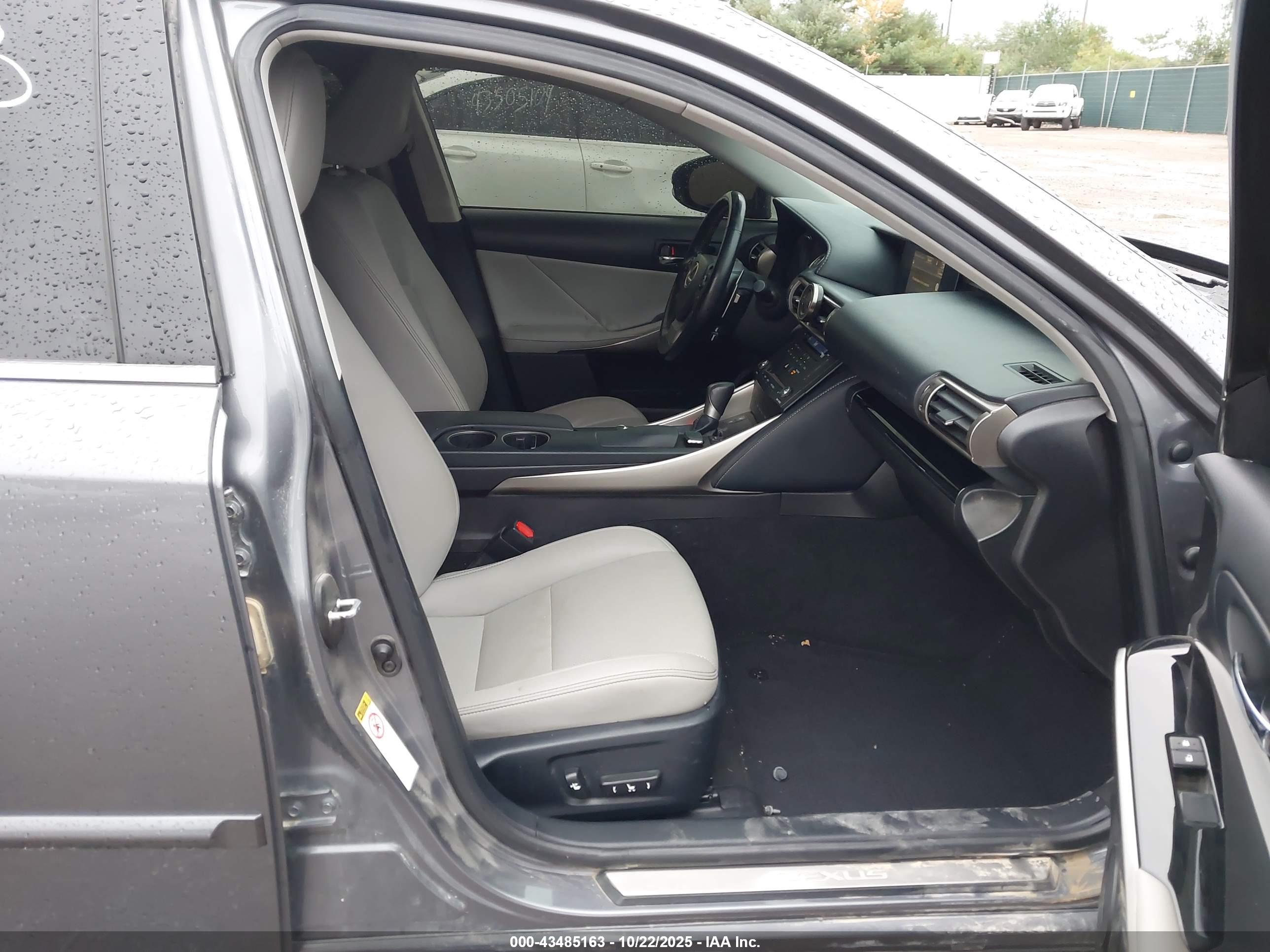 LEXUS IS image 5