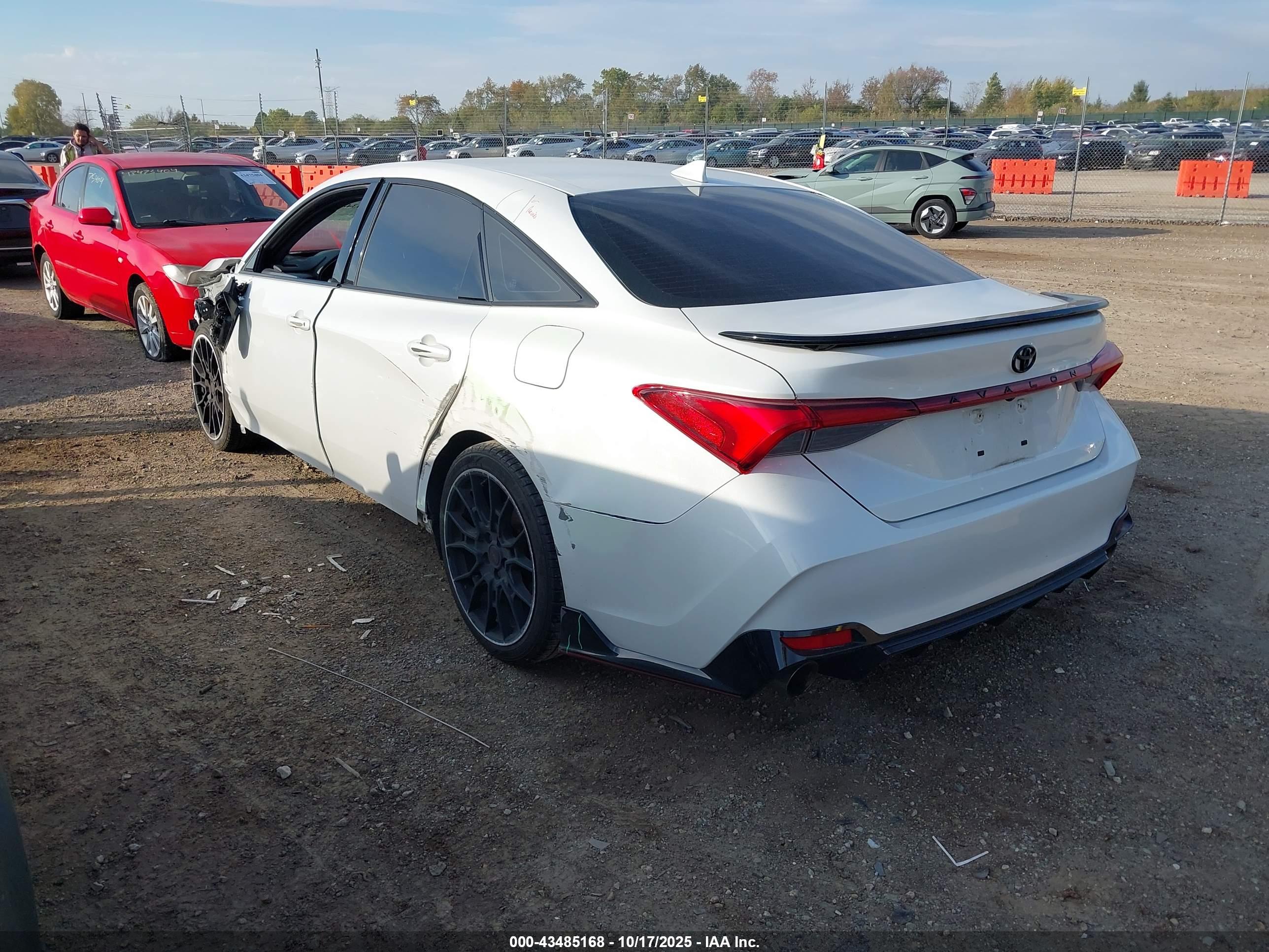 TOYOTA AVALON image 3