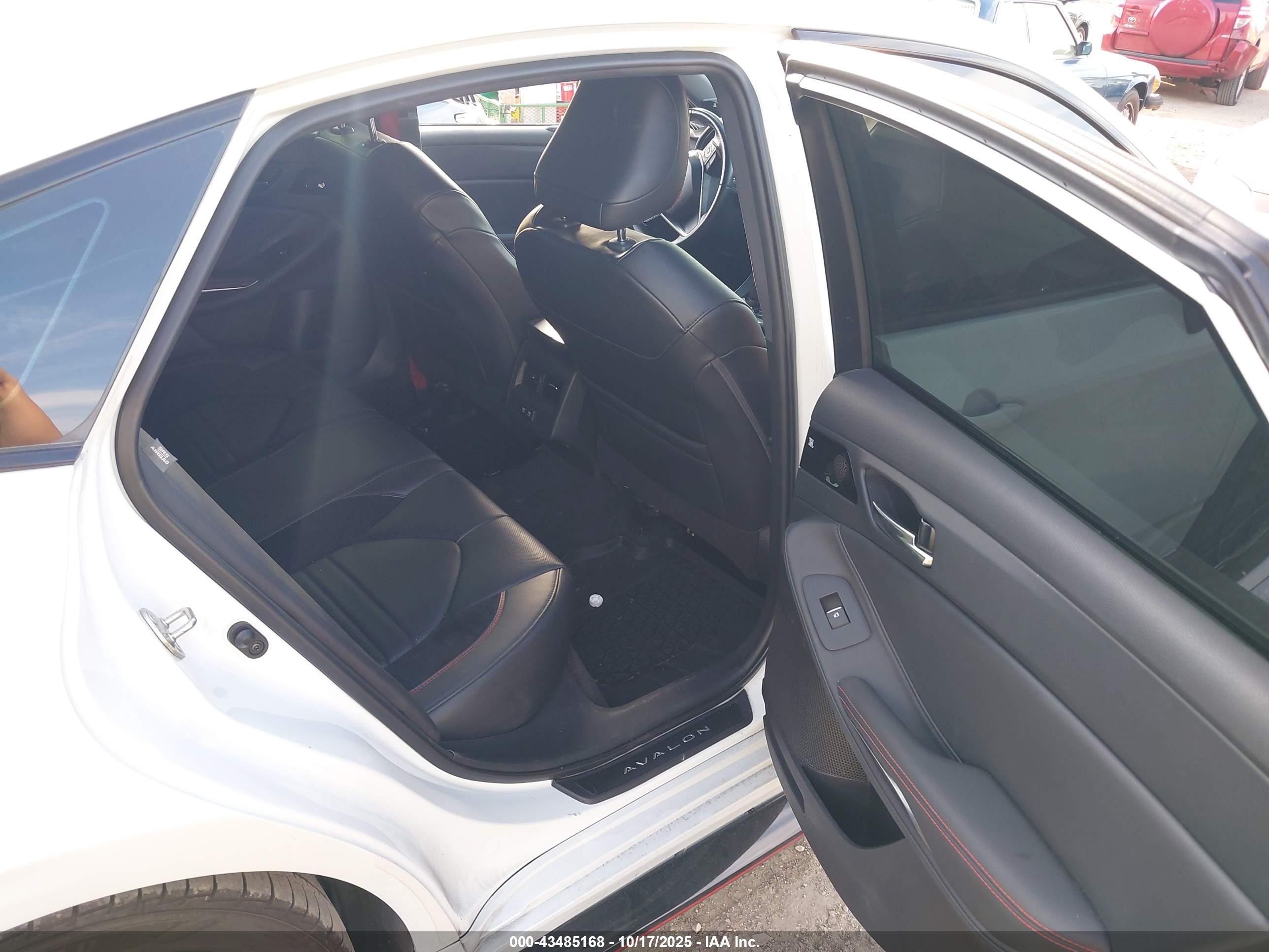 TOYOTA AVALON image 8