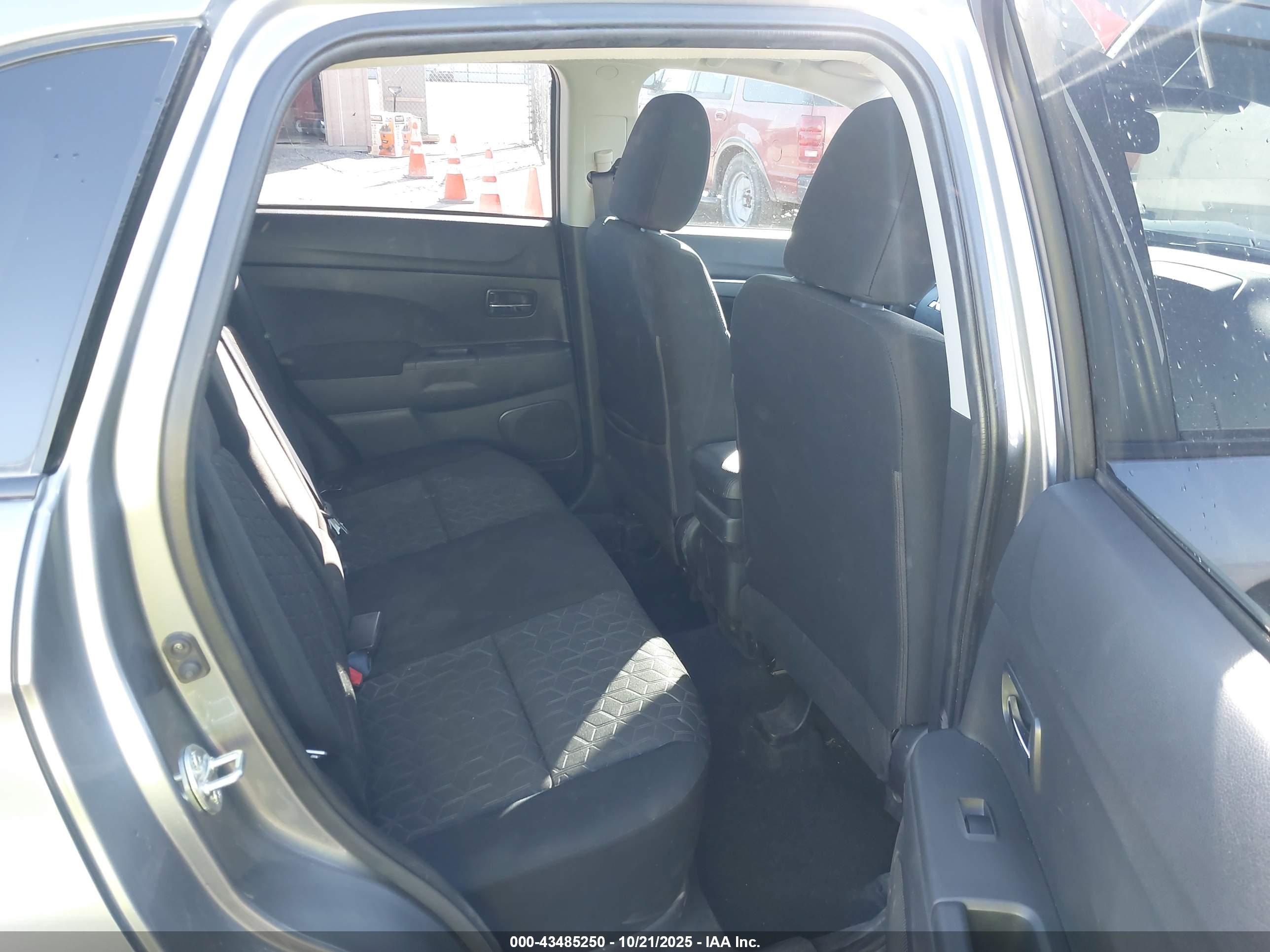 MITSUBISHI OUTLANDER image 8
