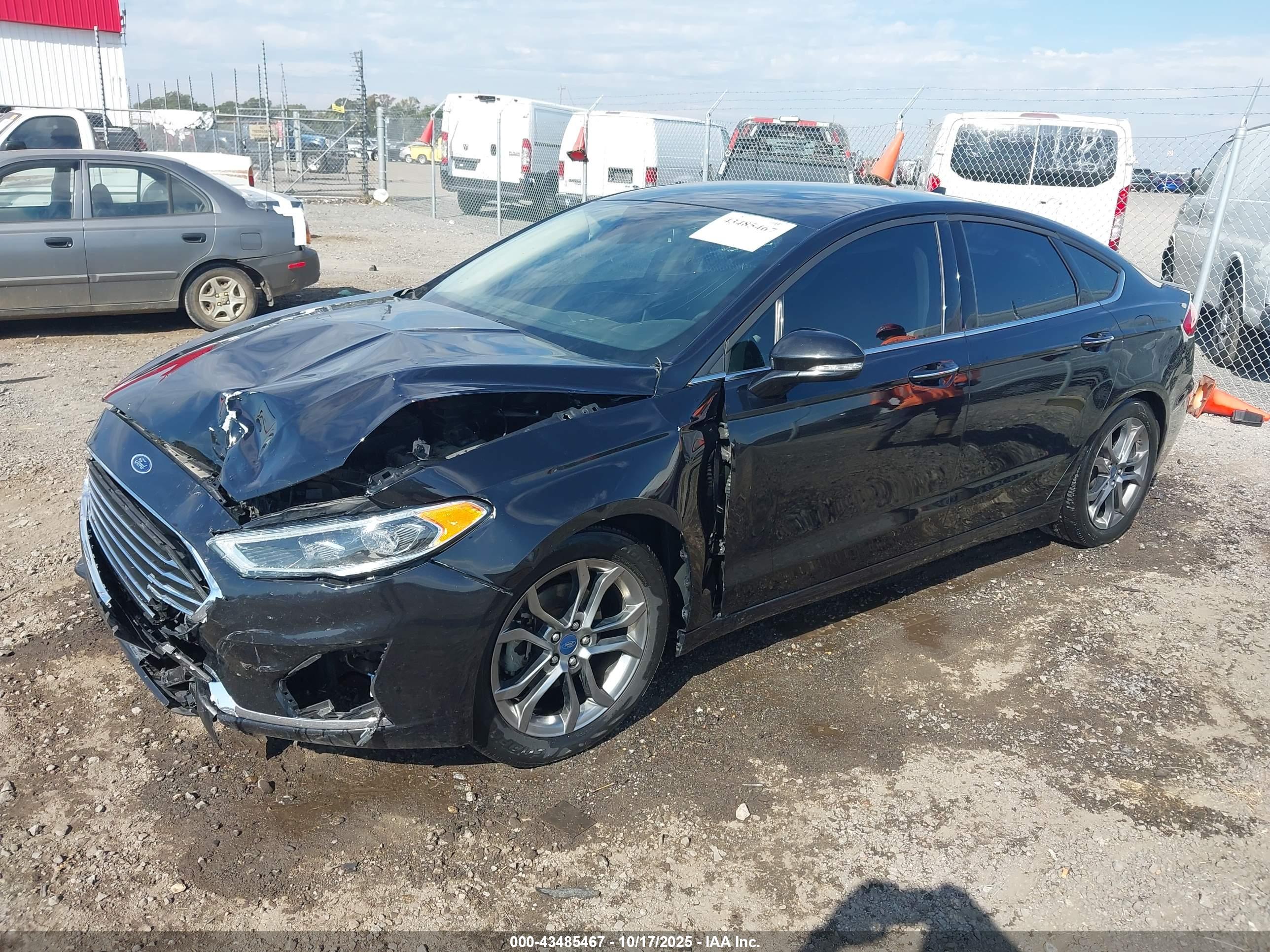 FORD FUSION image 2