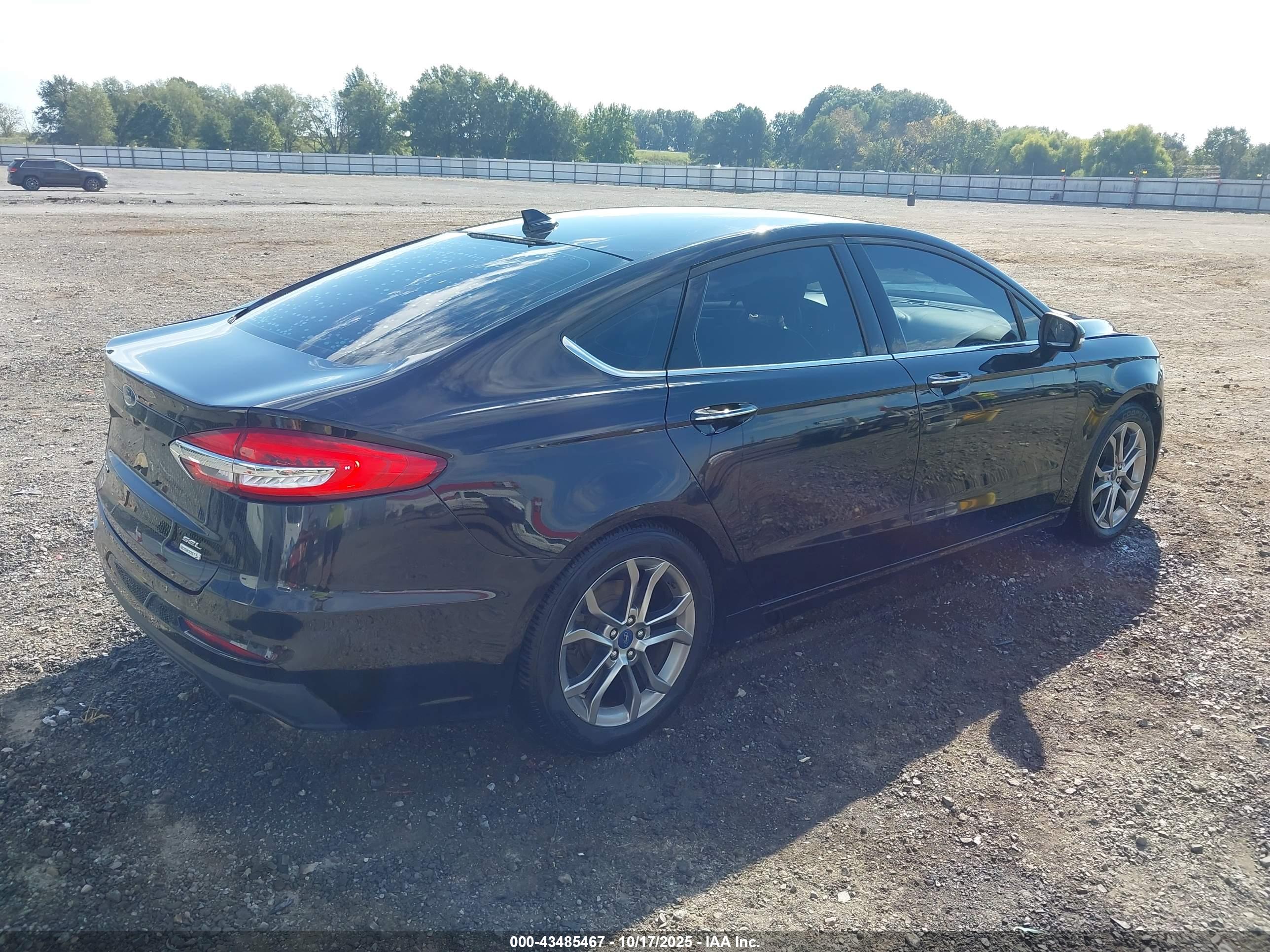 FORD FUSION image 4