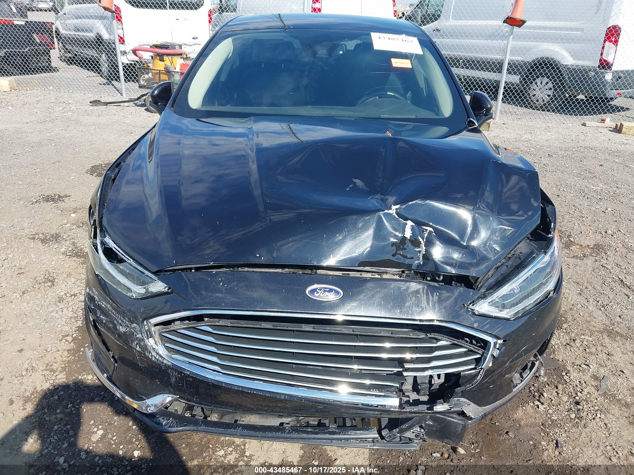 FORD FUSION image 6