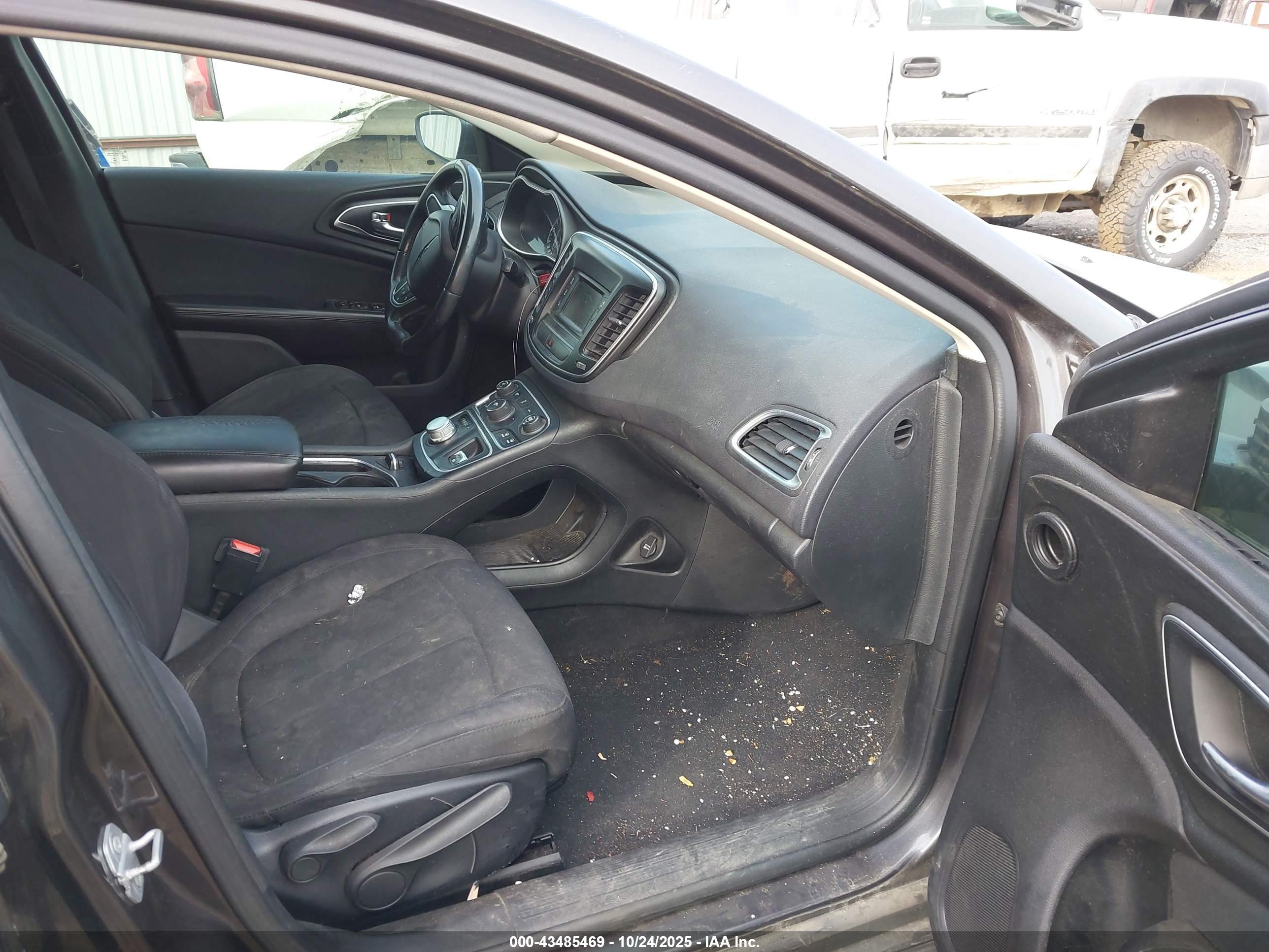CHRYSLER 200 image 5