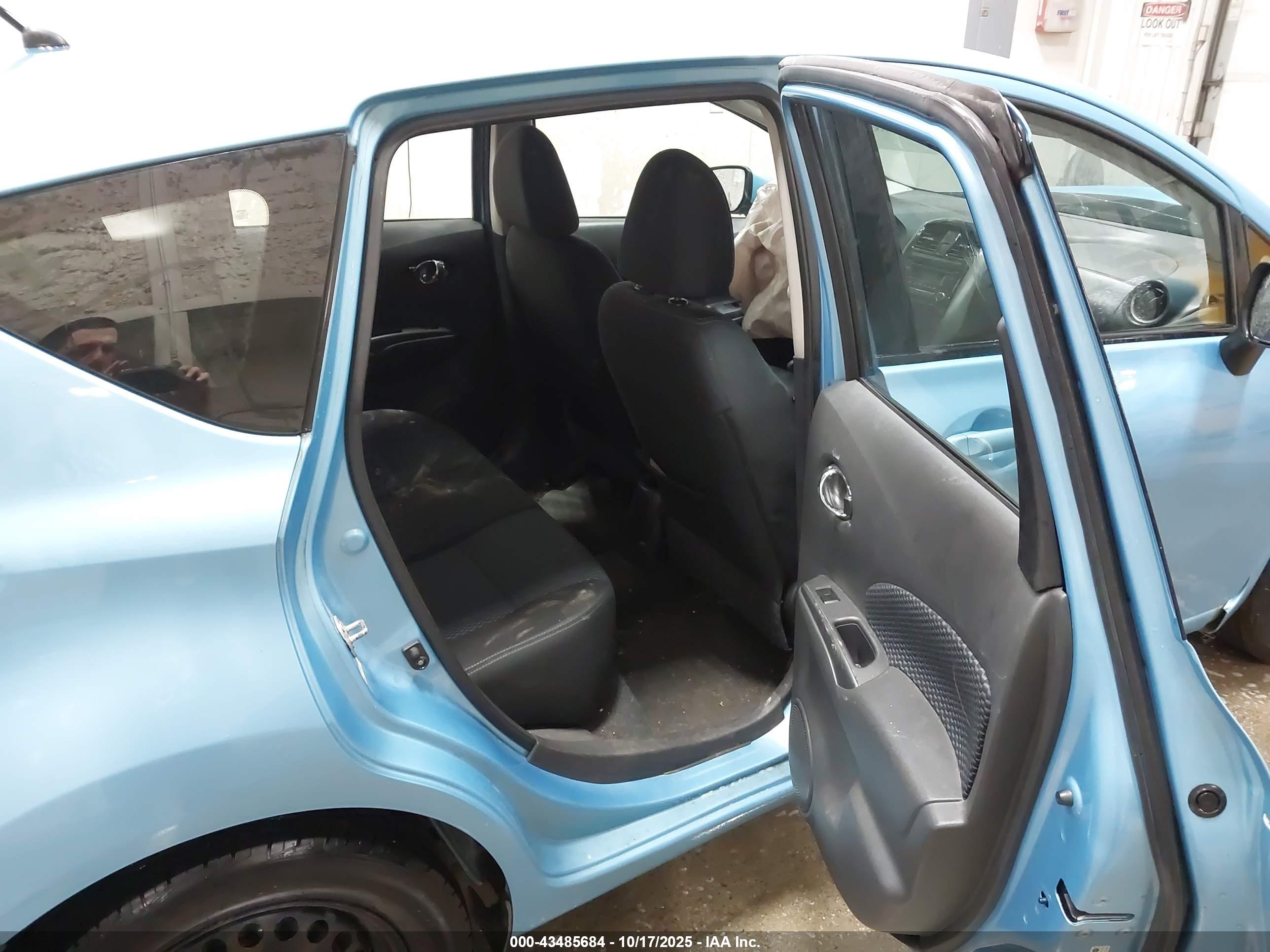 NISSAN VERSA image 8