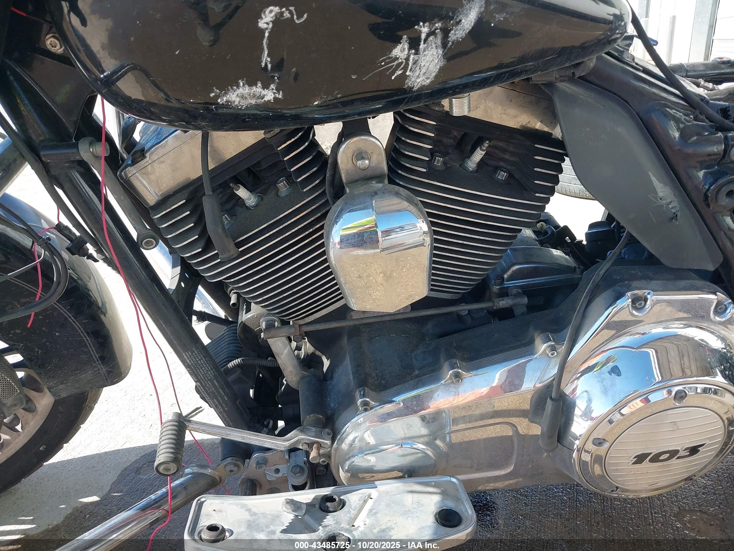 HARLEY-DAVIDSON FLHTCU image 9